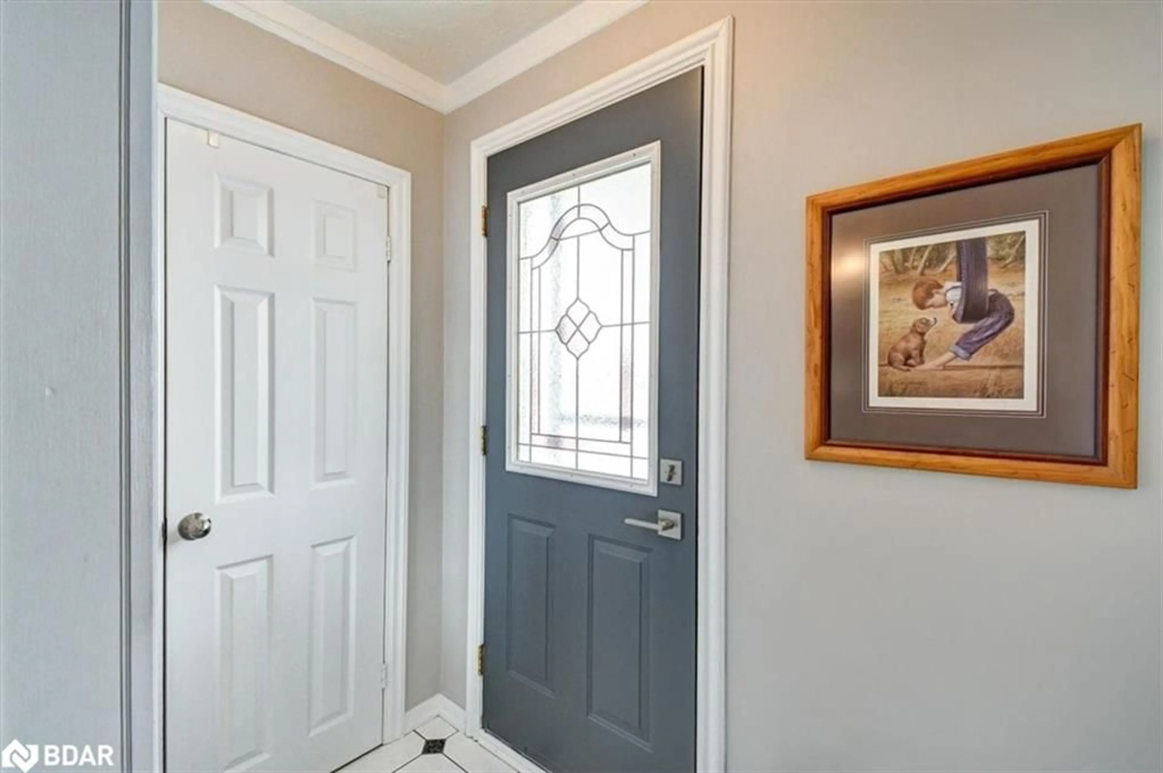 Indoor entryway for 1000 Applegrove Ave, Oshawa Ontario L1H 1S7