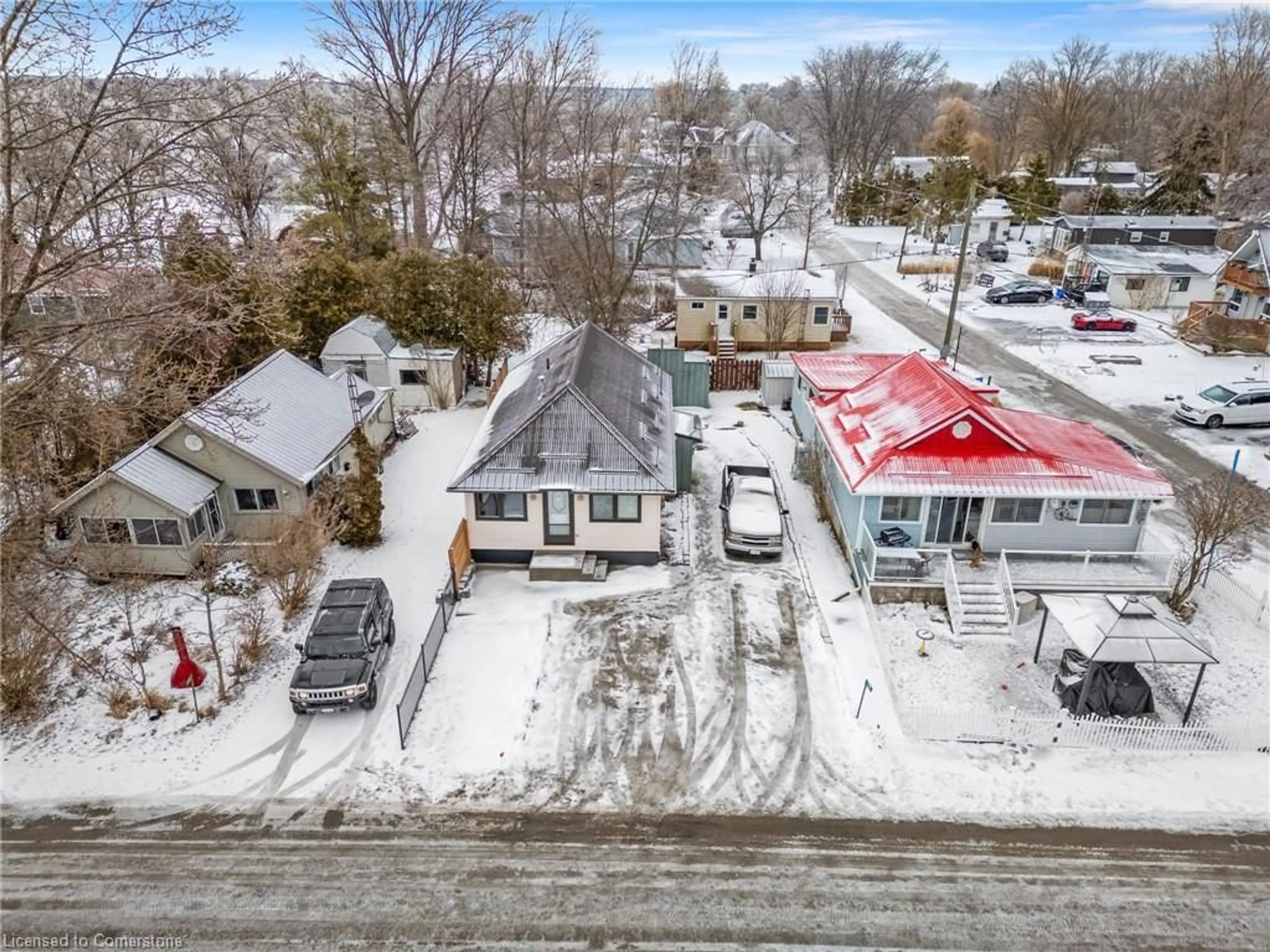 A pic from outside/outdoor area/front of a property/back of a property/a pic from drone, street for 7 Park St, Nanticoke Ontario N0A 1L0