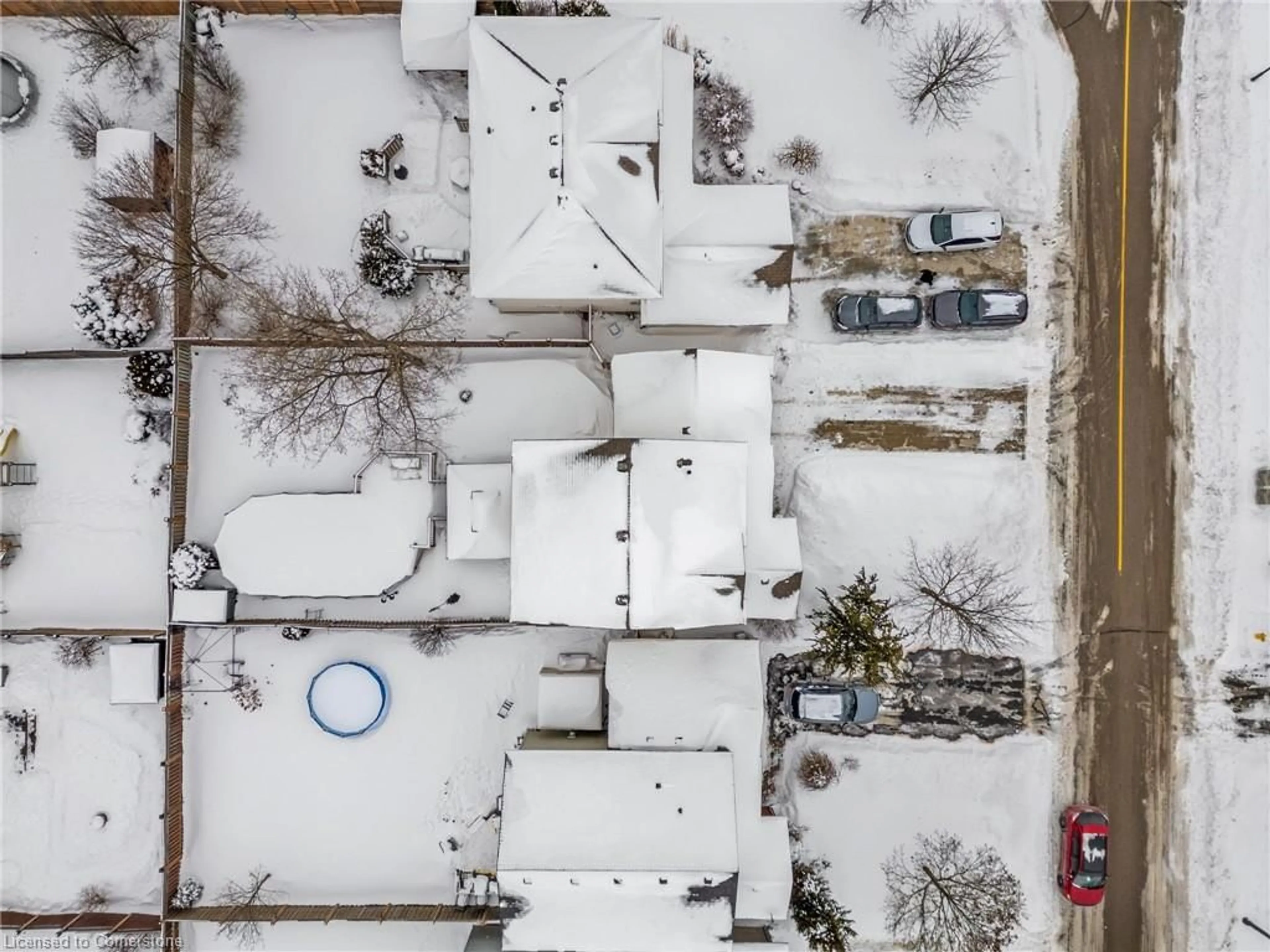 A pic from outside/outdoor area/front of a property/back of a property/a pic from drone, street for 25 Lindsay Dr, Caledonia Ontario N3W 2M3