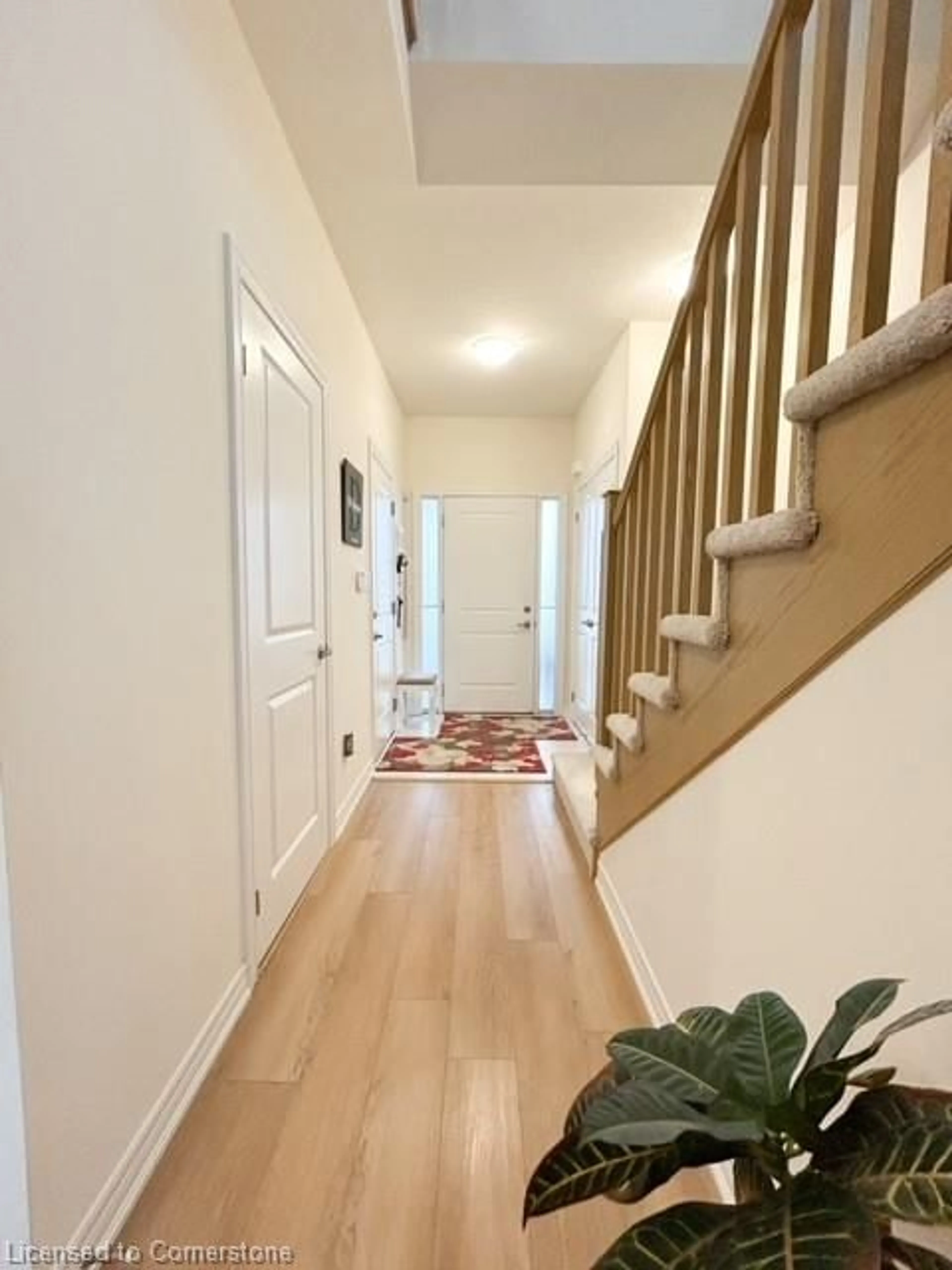 Indoor entryway for 70 Genoa Dr, Hamilton Ontario L9B 0J9