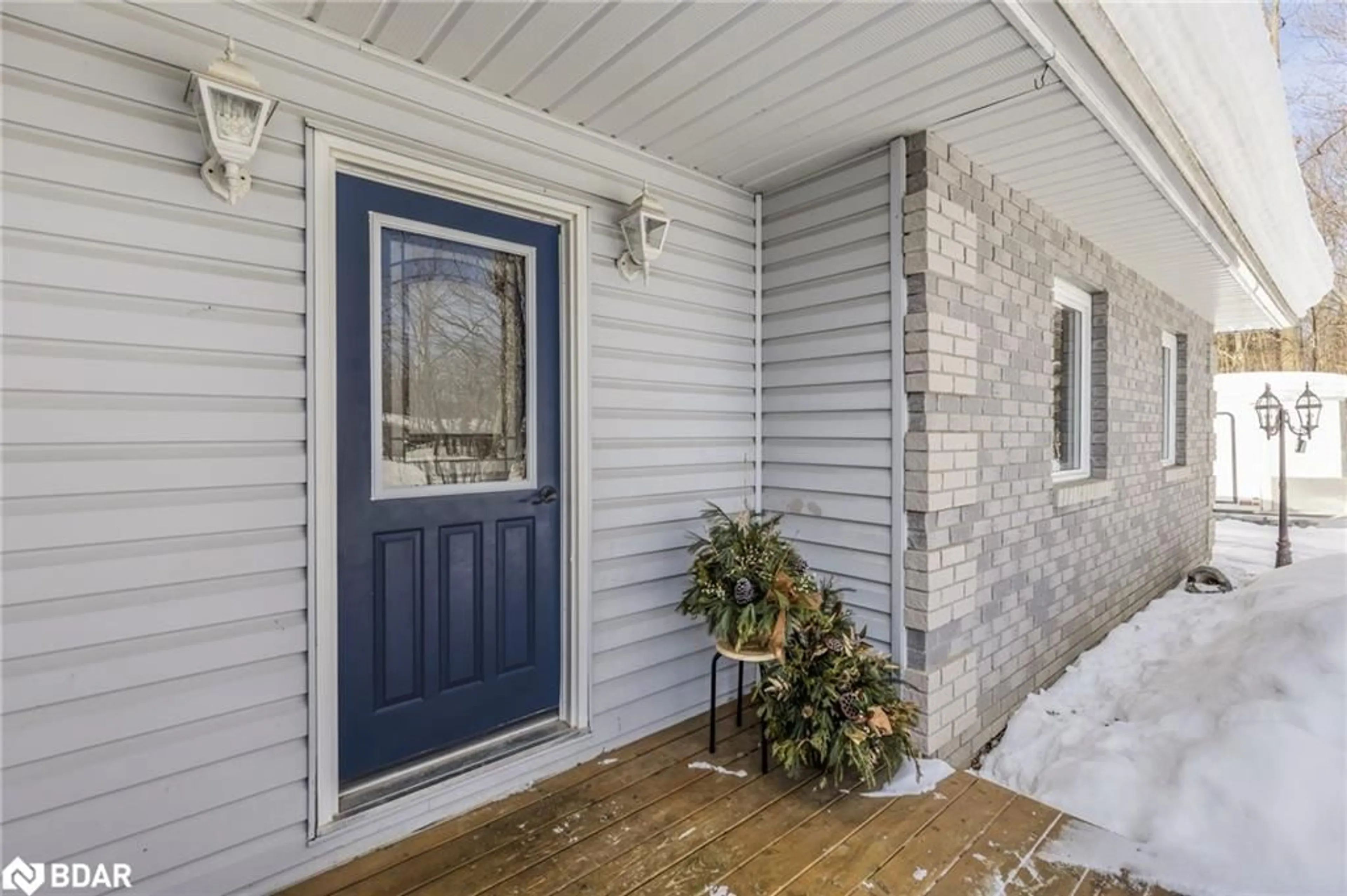 Indoor entryway for 5810 Lowanda Lane, Sebright Ontario L0K 1W0