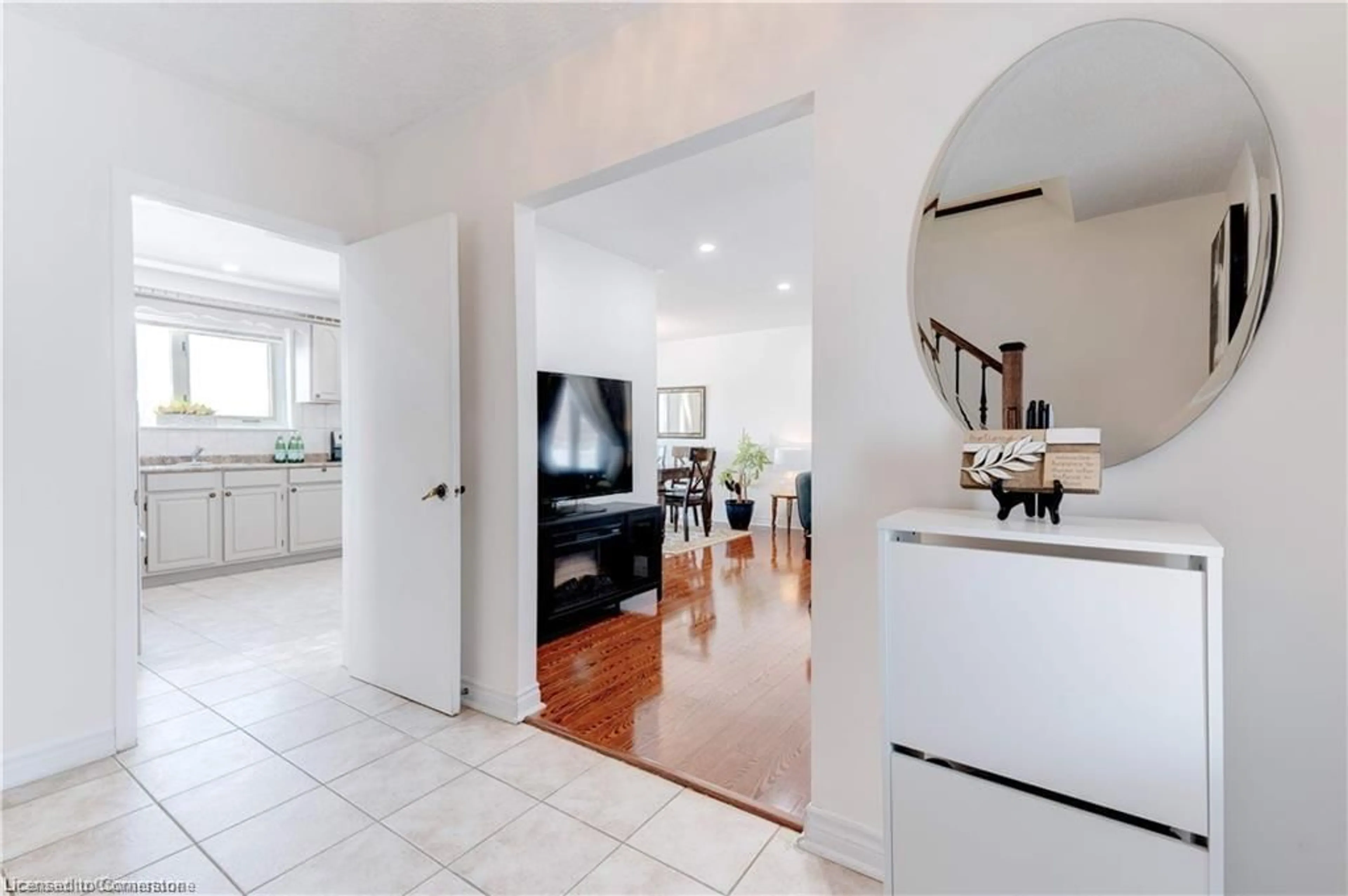 Indoor entryway for 31 Tinton Cres, Toronto Ontario M9V 2H9