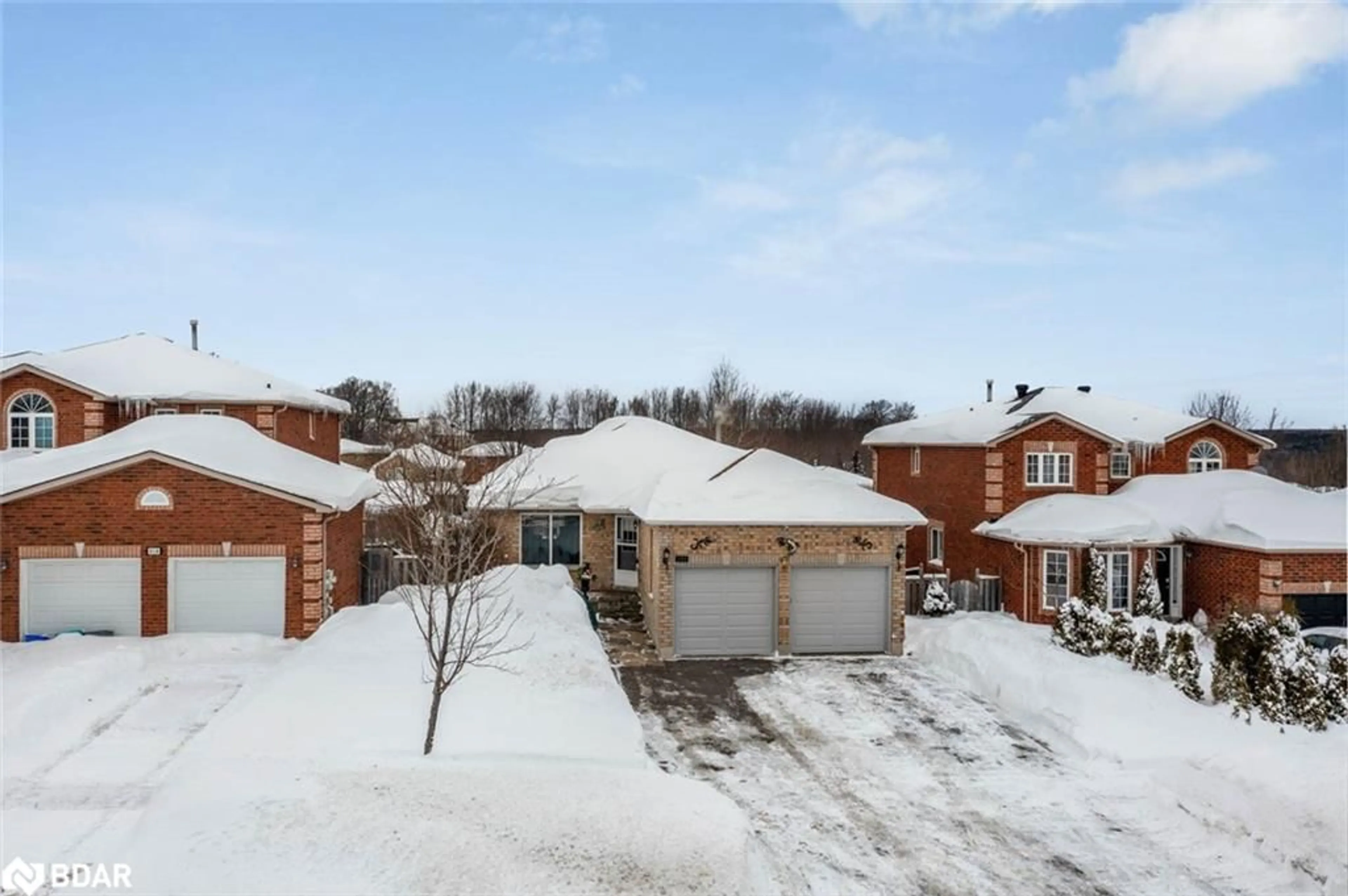 A pic from outside/outdoor area/front of a property/back of a property/a pic from drone, street for 220 Livingstone Rd, Barrie Ontario L4M 6M5