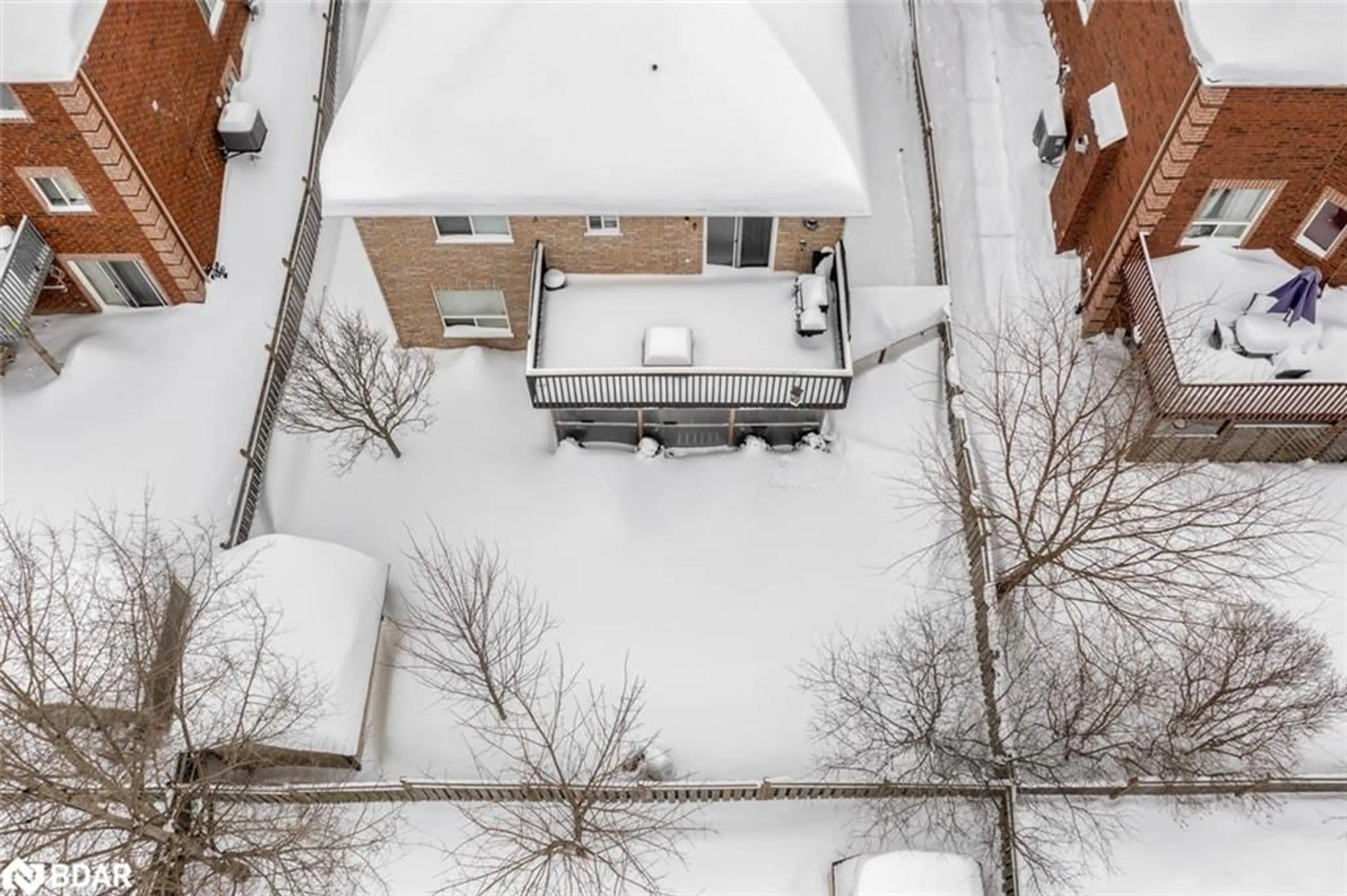 A pic from outside/outdoor area/front of a property/back of a property/a pic from drone, street for 220 Livingstone Rd, Barrie Ontario L4M 6M5