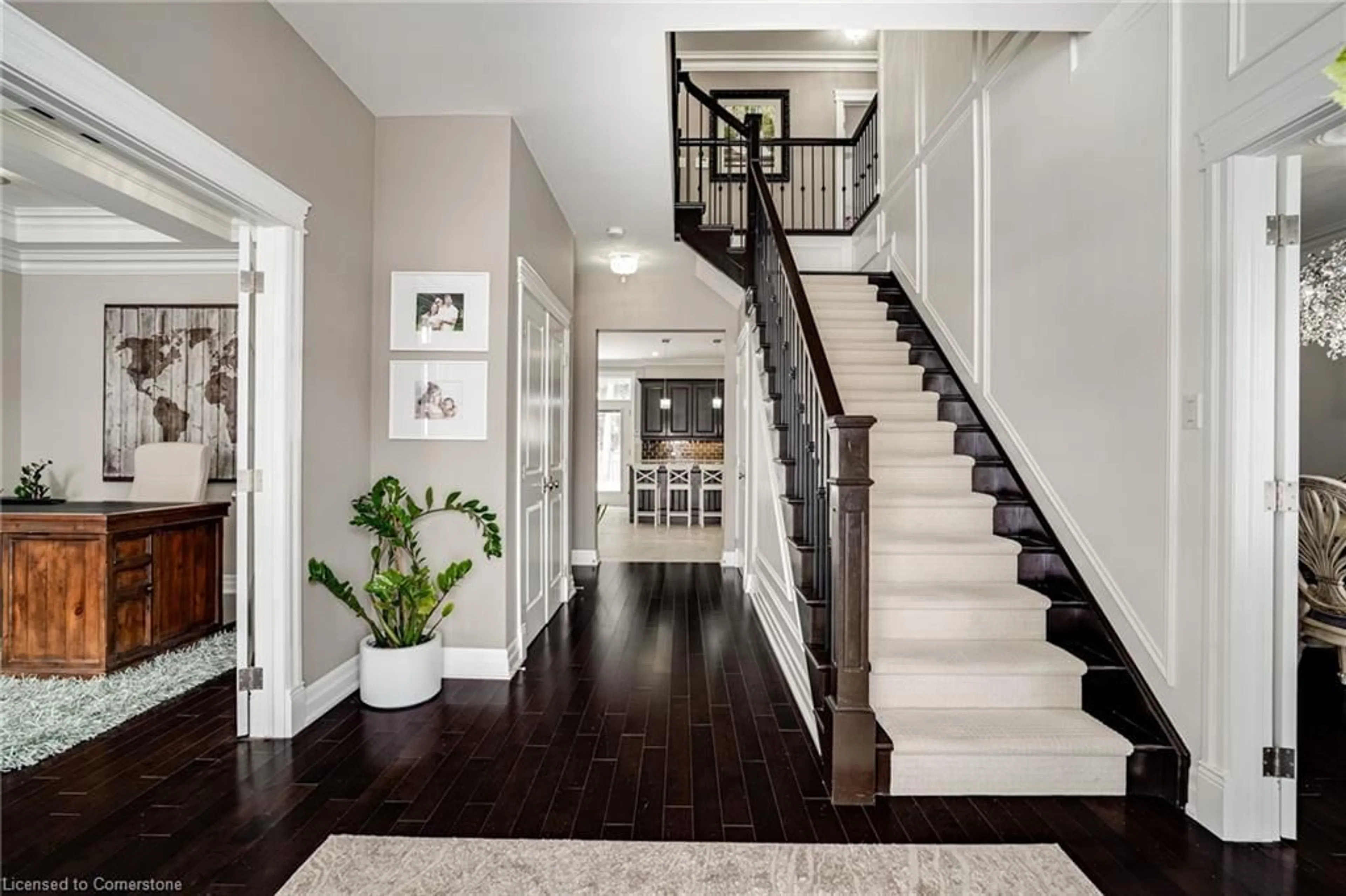 Indoor entryway for 693 Cedar Ave, Burlington Ontario L7T 2R6