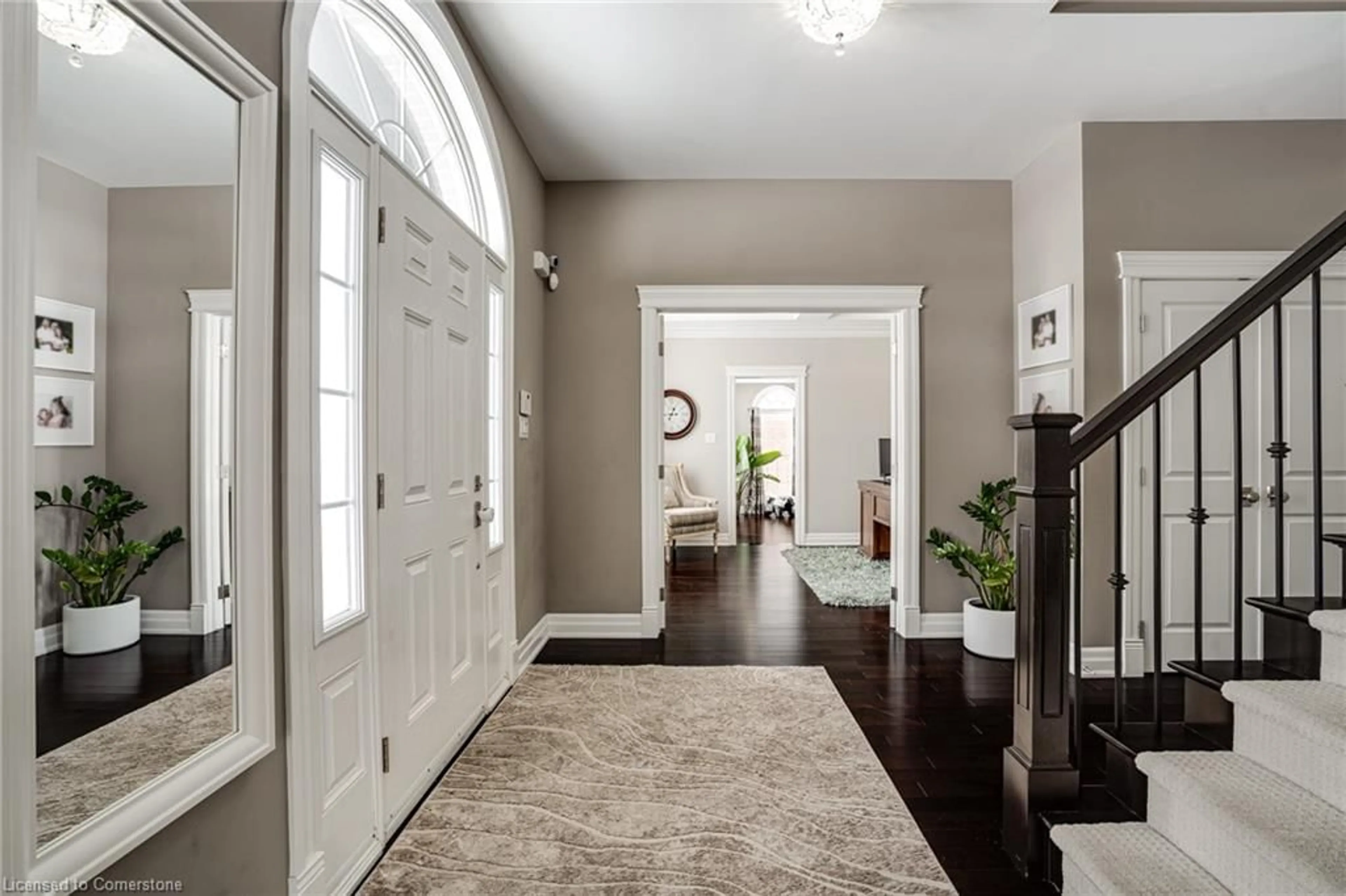 Indoor entryway for 693 Cedar Ave, Burlington Ontario L7T 2R6