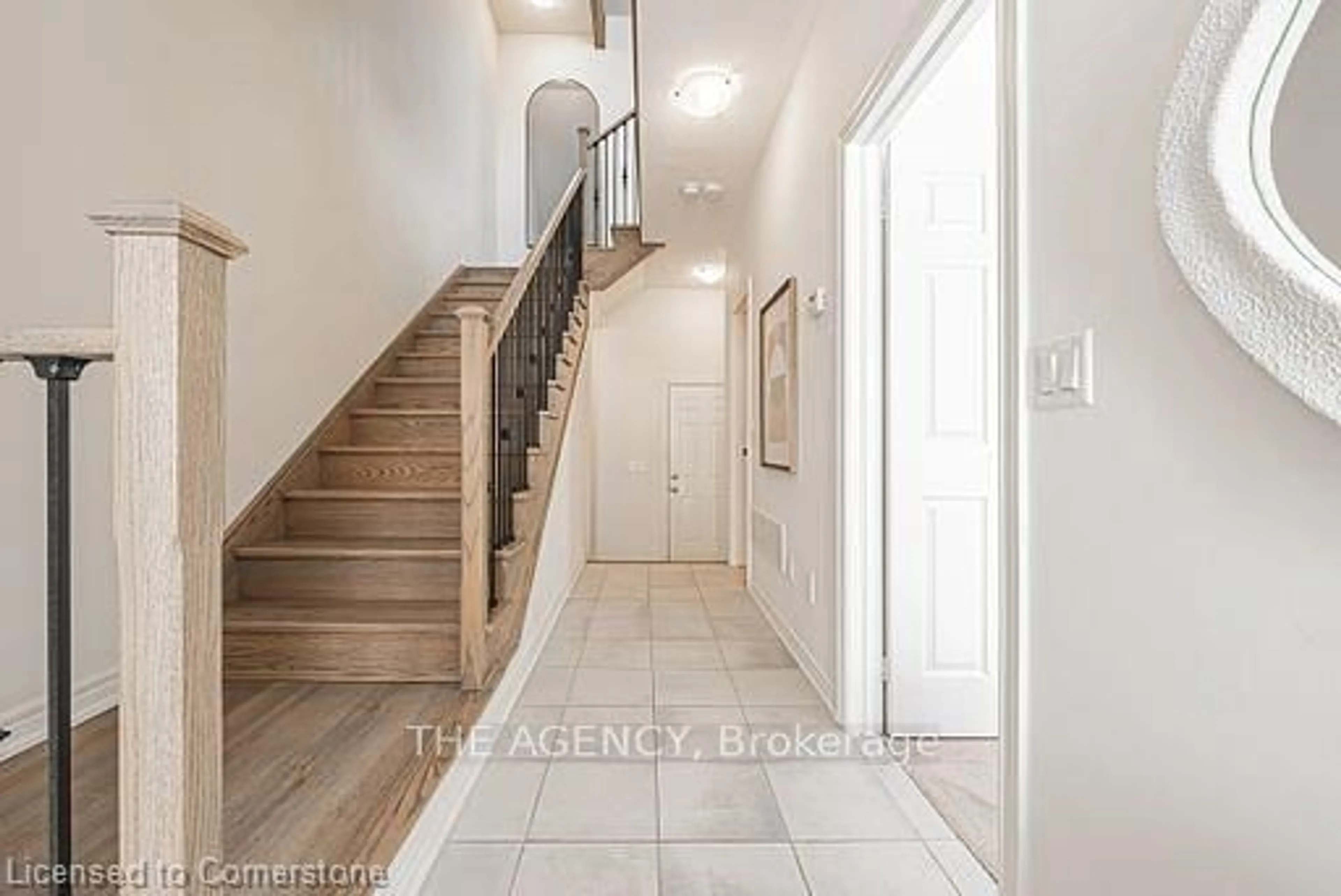 Indoor entryway for 525 Dundas St East, Oakville Ontario L6H 3P6