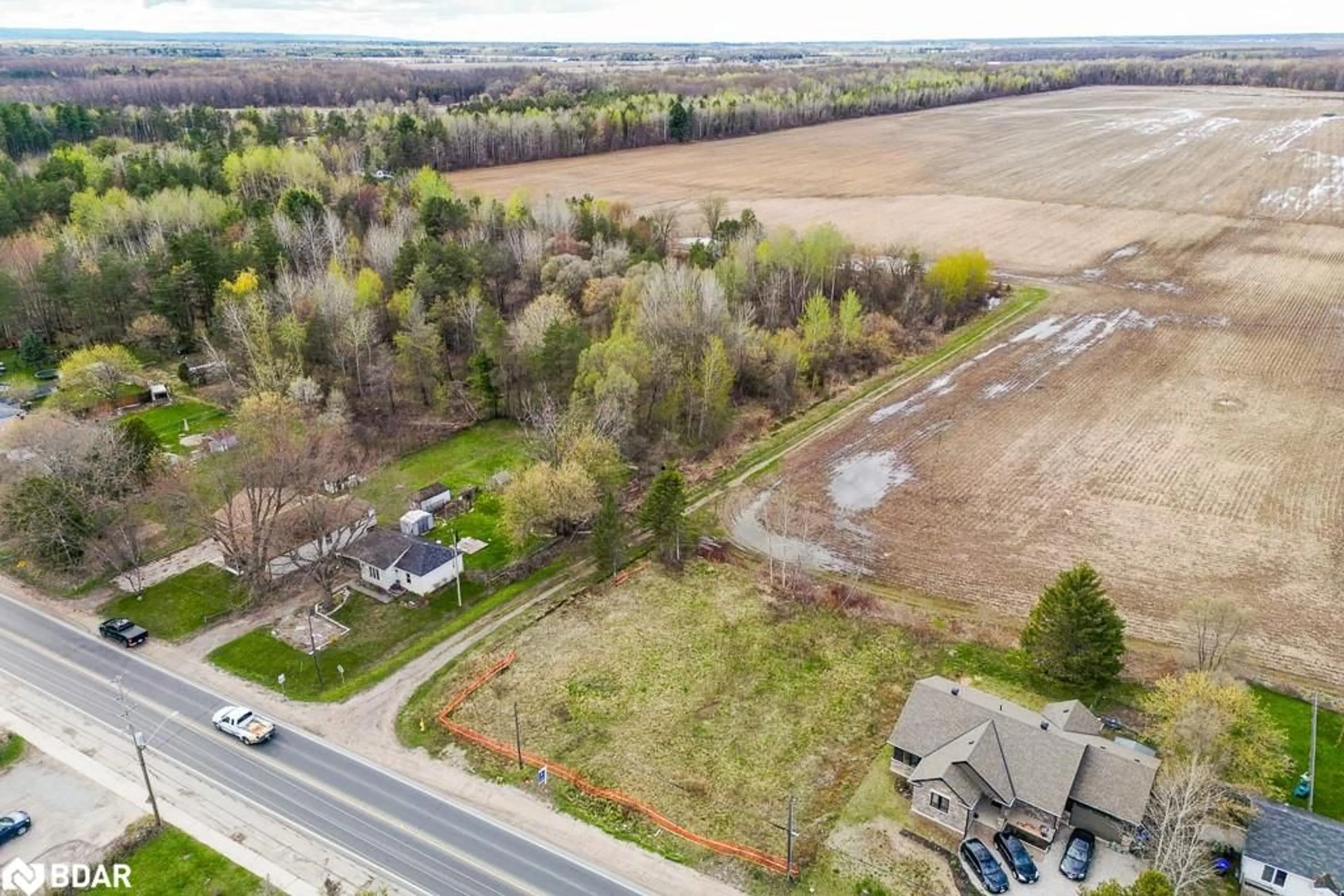 A pic from outside/outdoor area/front of a property/back of a property/a pic from drone, unknown for 28 Brentwood Rd, Angus Ontario L0M 1B2