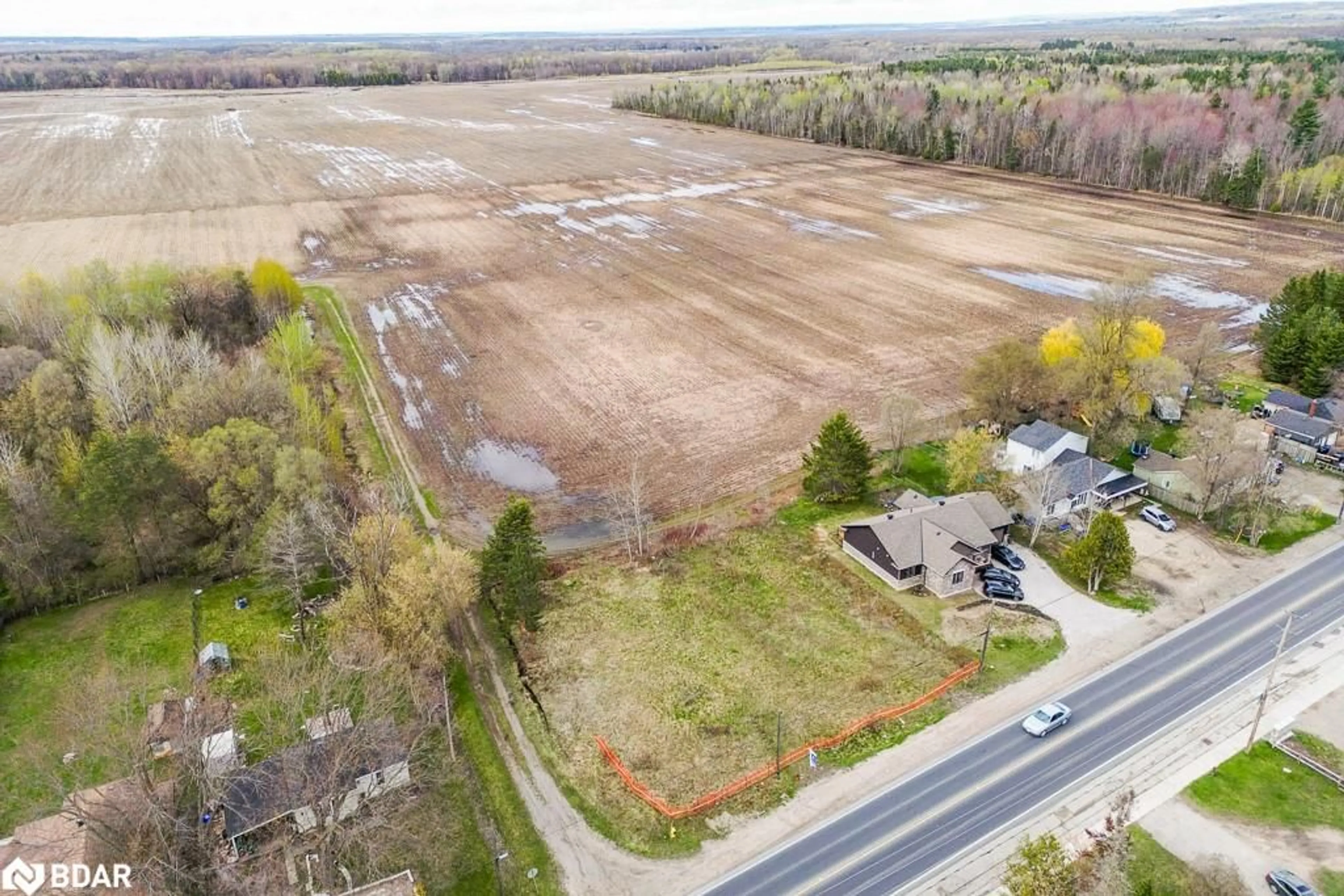 A pic from outside/outdoor area/front of a property/back of a property/a pic from drone, building for 28 Brentwood Rd, Angus Ontario L0M 1B2