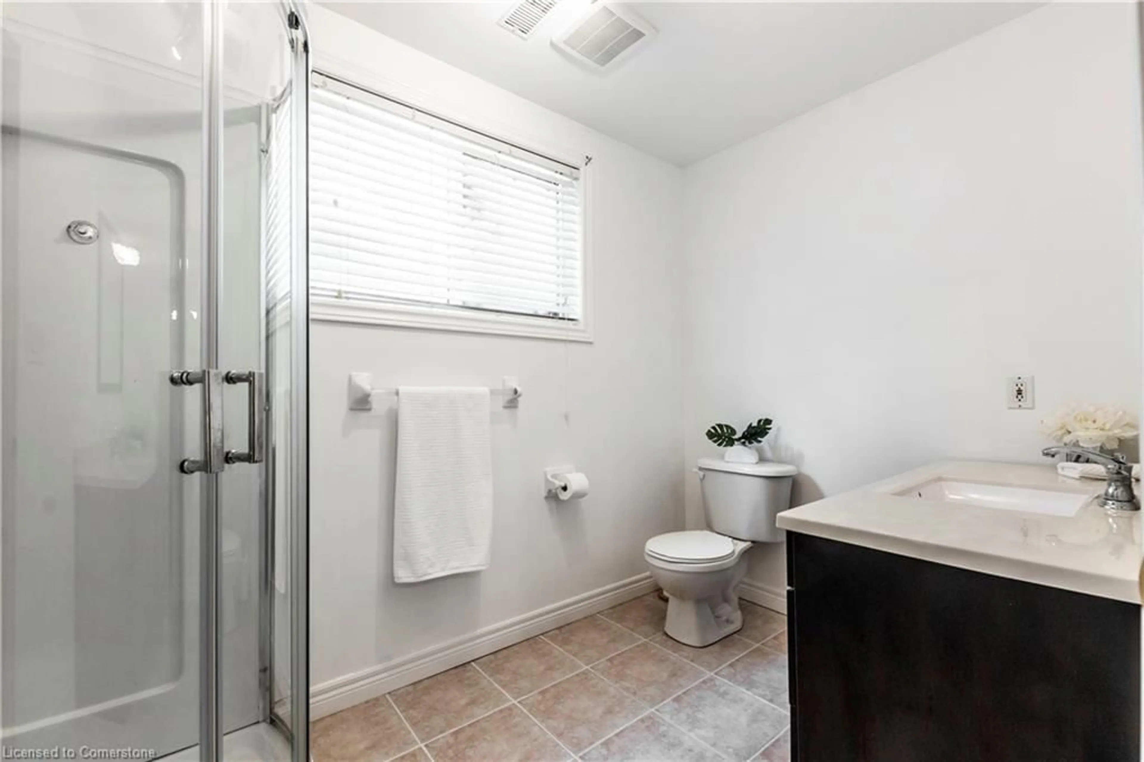 Standard bathroom, ceramic/tile floor for 62 Spadara Dr, Hamilton Ontario L9B 2K3