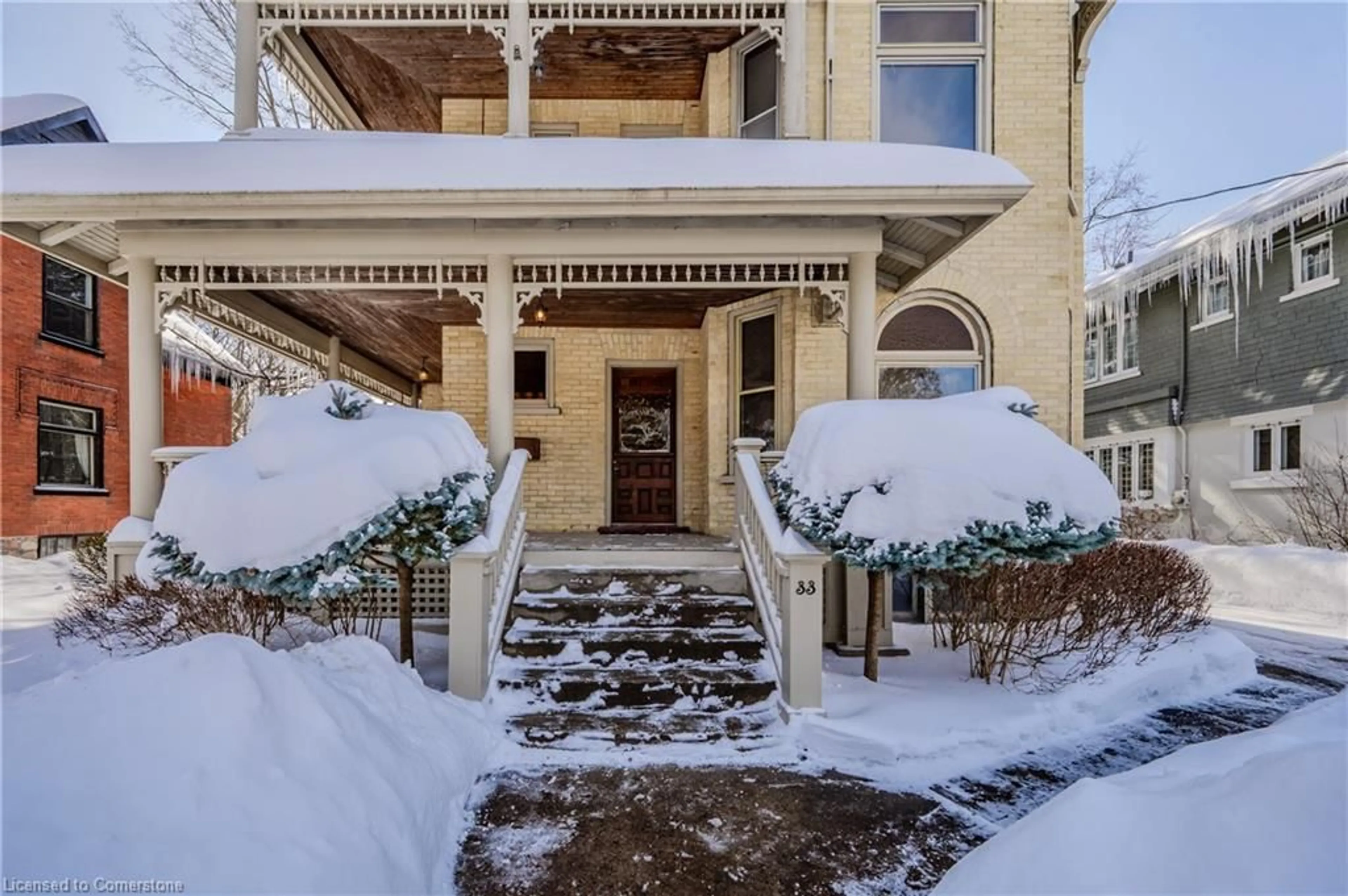 Indoor foyer for 33 Roland St, Kitchener Ontario N2G 1K5