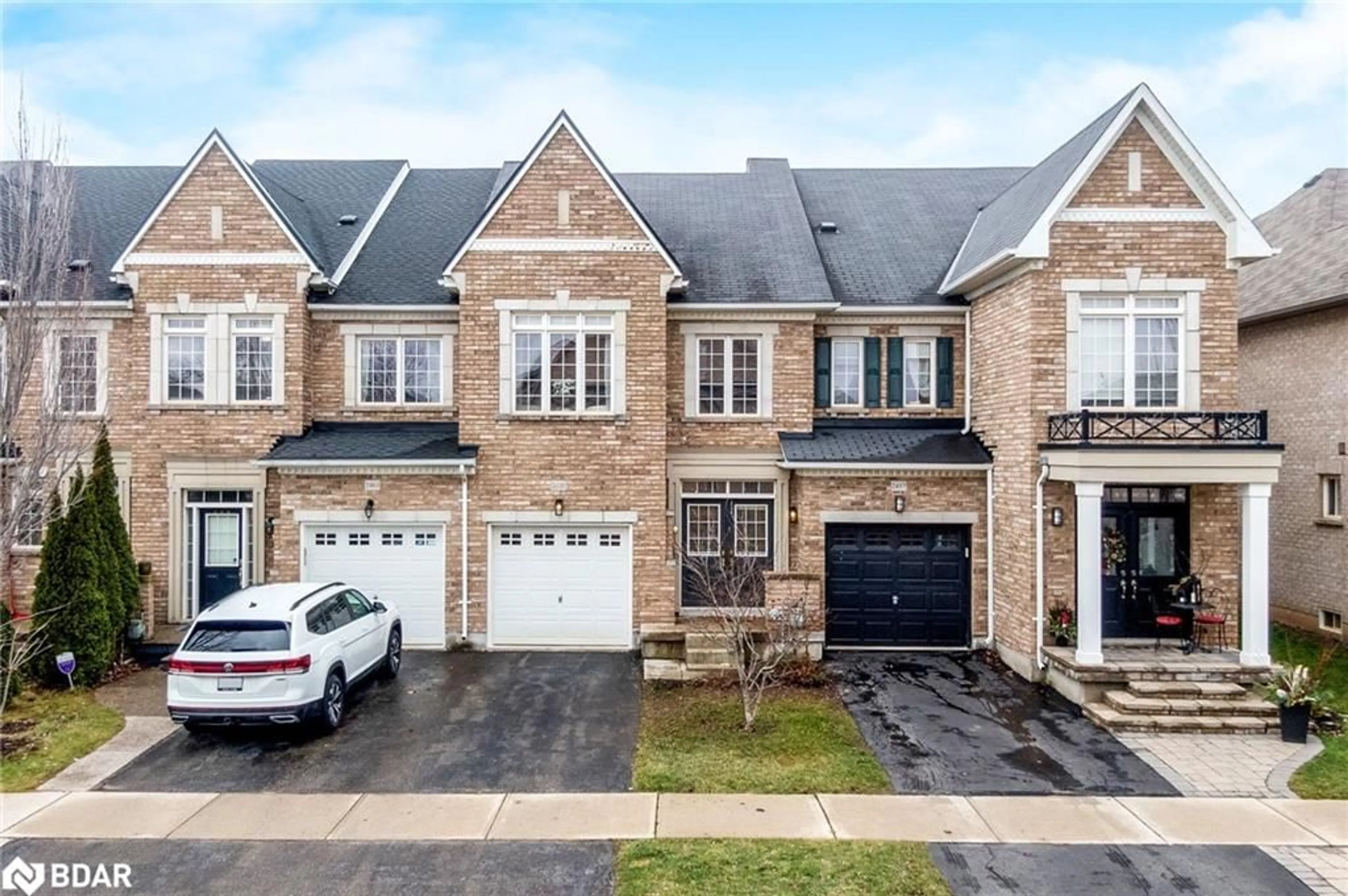 A pic from outside/outdoor area/front of a property/back of a property/a pic from drone, street for 2459 Old Brompton Way, Oakville Ontario L6M 0J5