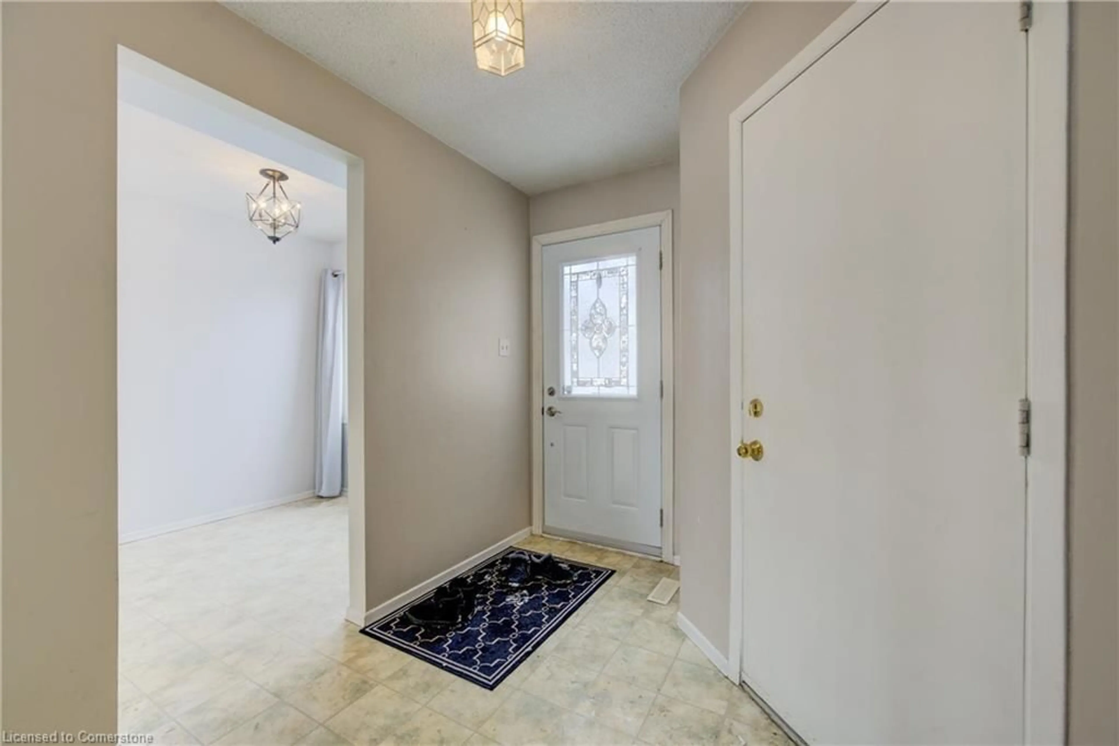 Indoor entryway for 375 Kingscourt Dr #16, Waterloo Ontario N2K 3N7