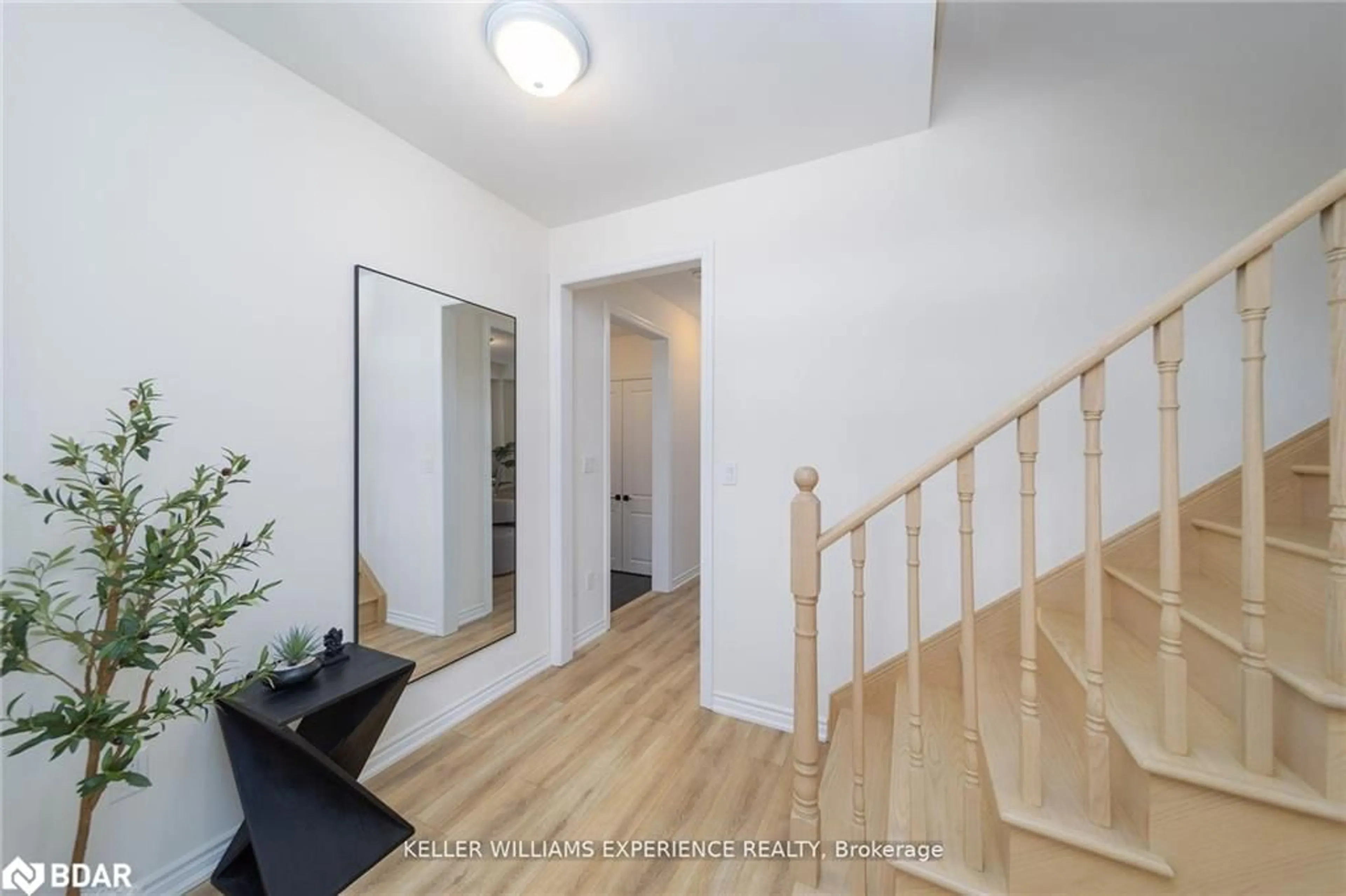 Indoor foyer for 26 Sanford Circle, Minesing Ontario L9X 2A8