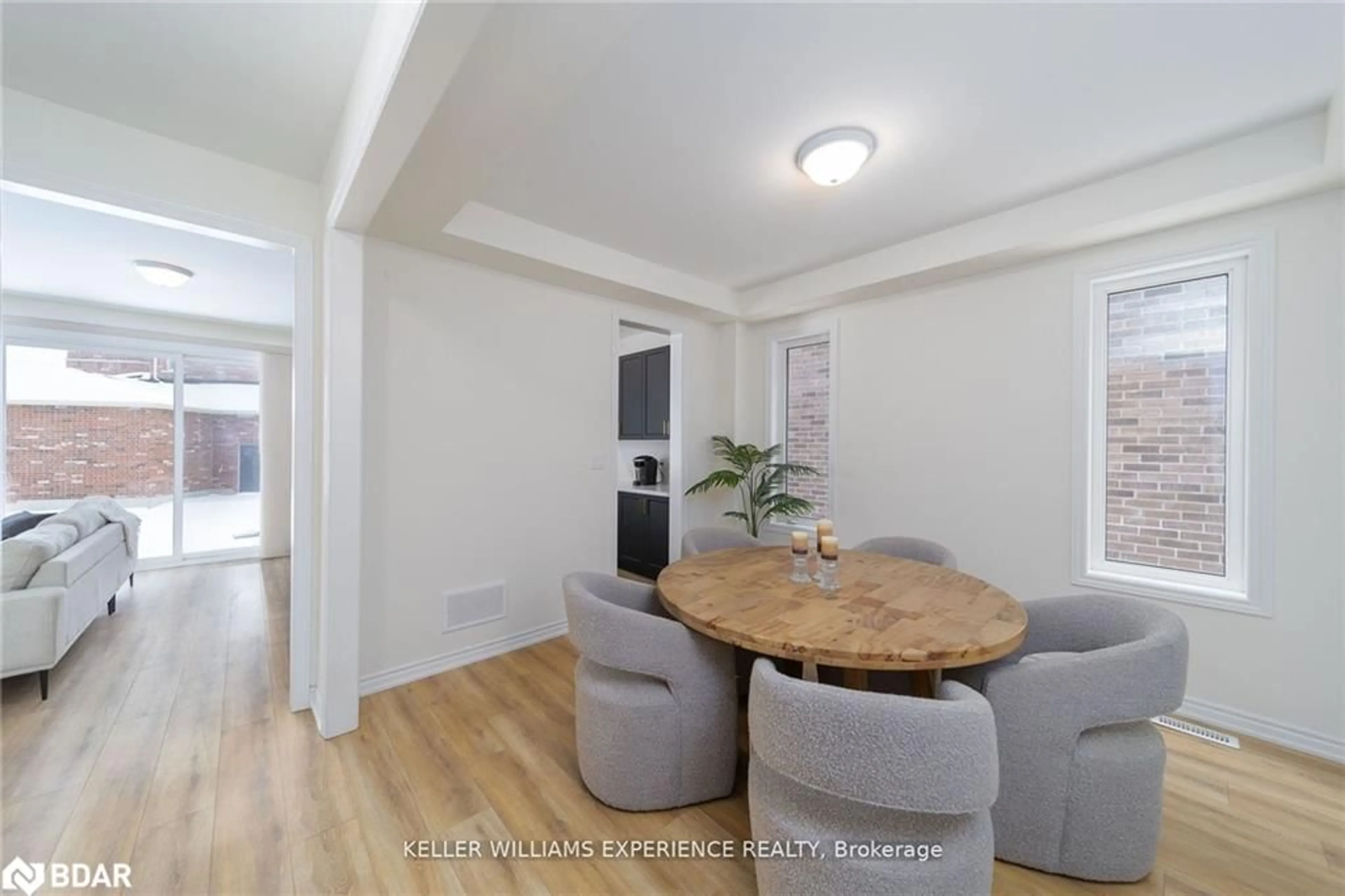 Dining room, wood/laminate floor for 26 Sanford Circle, Minesing Ontario L9X 2A8