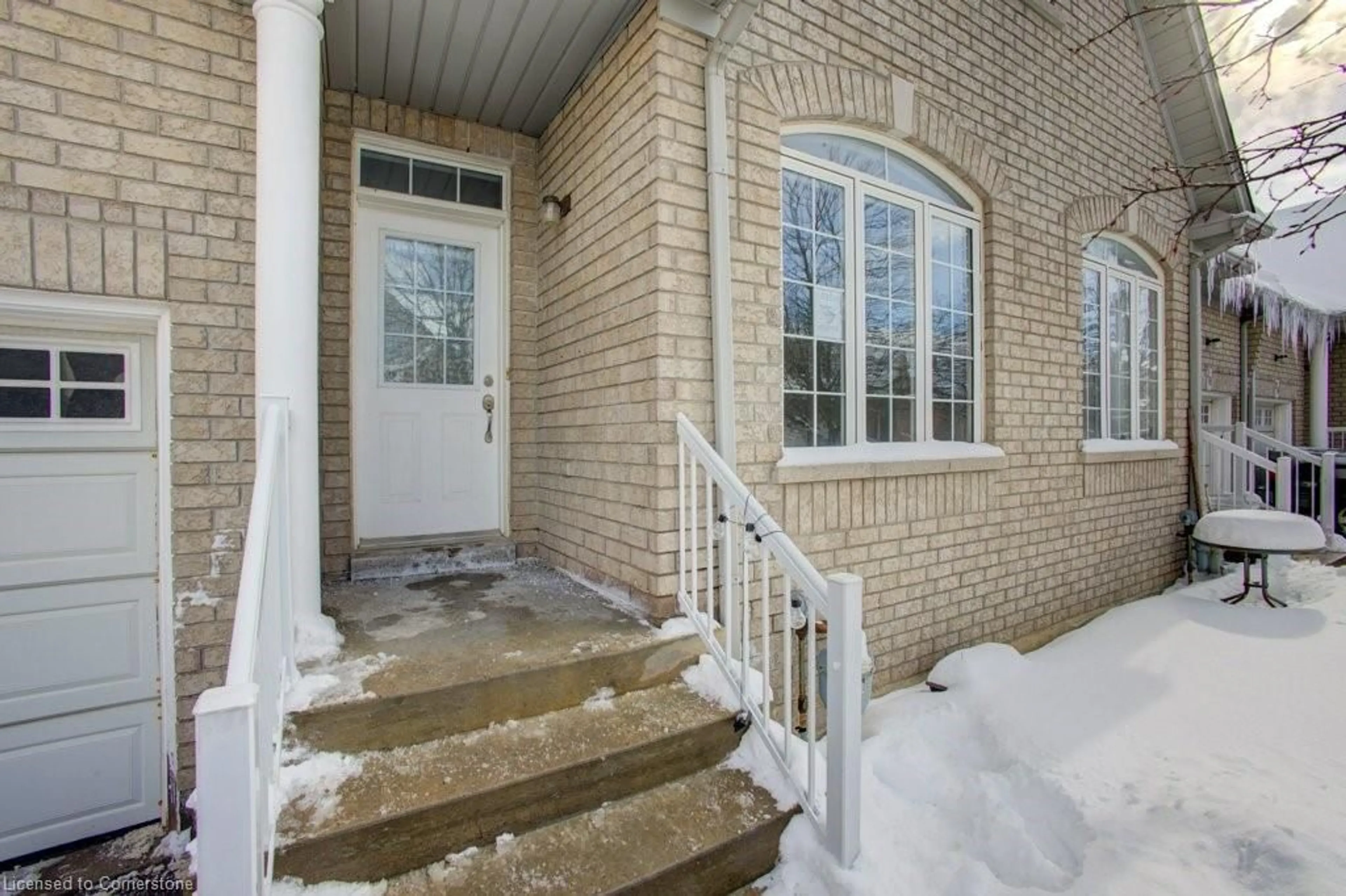 Indoor entryway for 19 Niagara Dr #27, Oshawa Ontario L1G 8G2