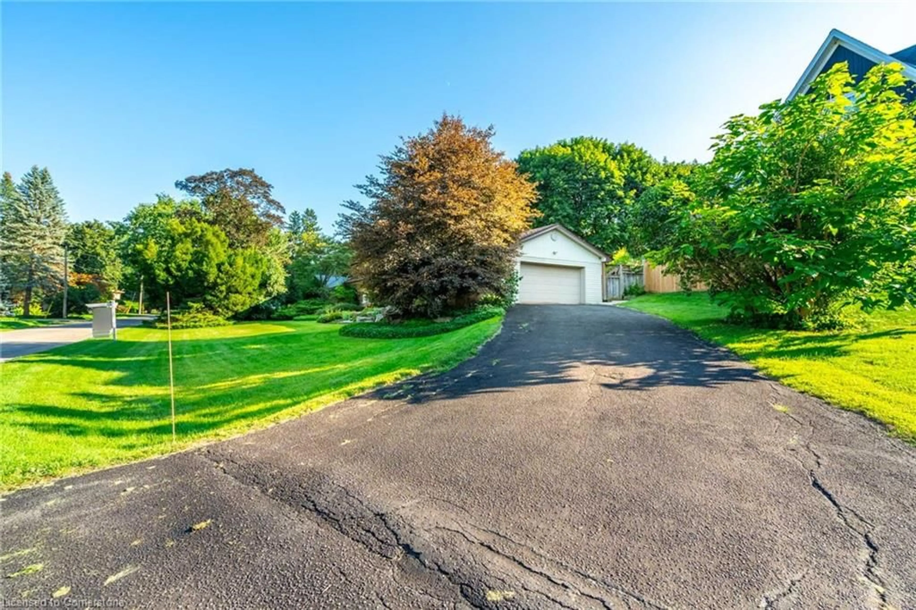 A pic from outside/outdoor area/front of a property/back of a property/a pic from drone, street for 318 Woodworth Dr, Ancaster Ontario L9G 2N1