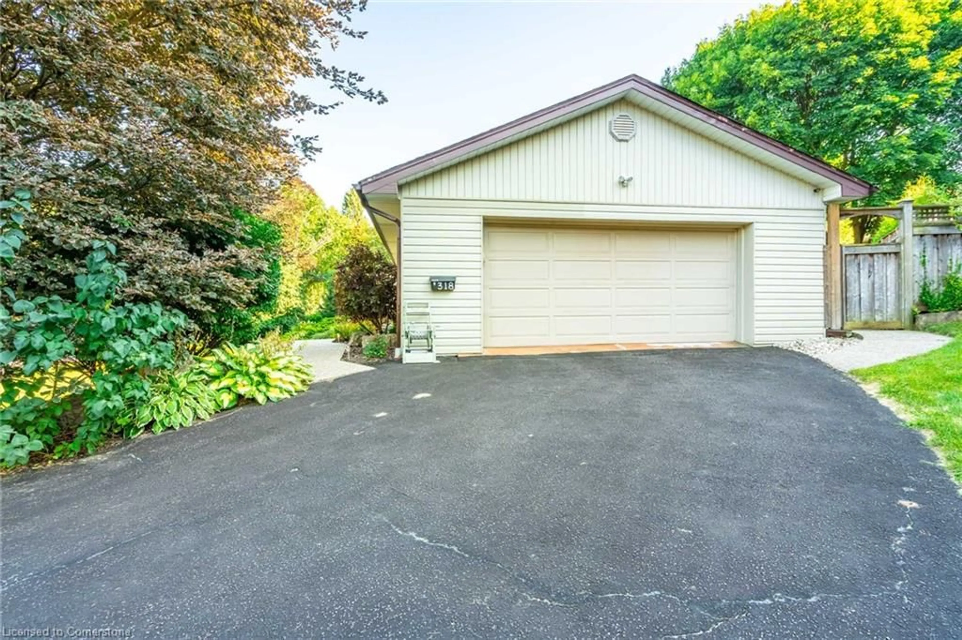 Indoor garage for 318 Woodworth Dr, Ancaster Ontario L9G 2N1