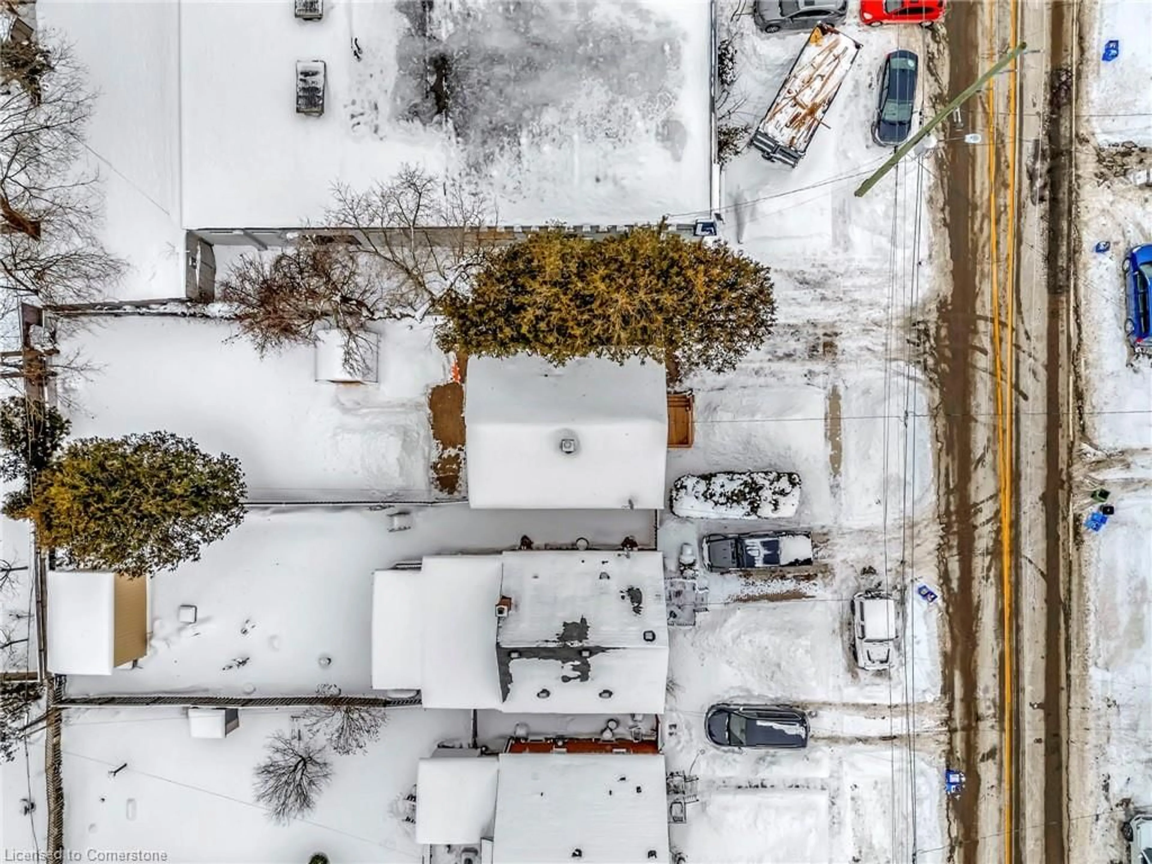 A pic from outside/outdoor area/front of a property/back of a property/a pic from drone, street for 328 Hatt St, Dundas Ontario L9H 2H7