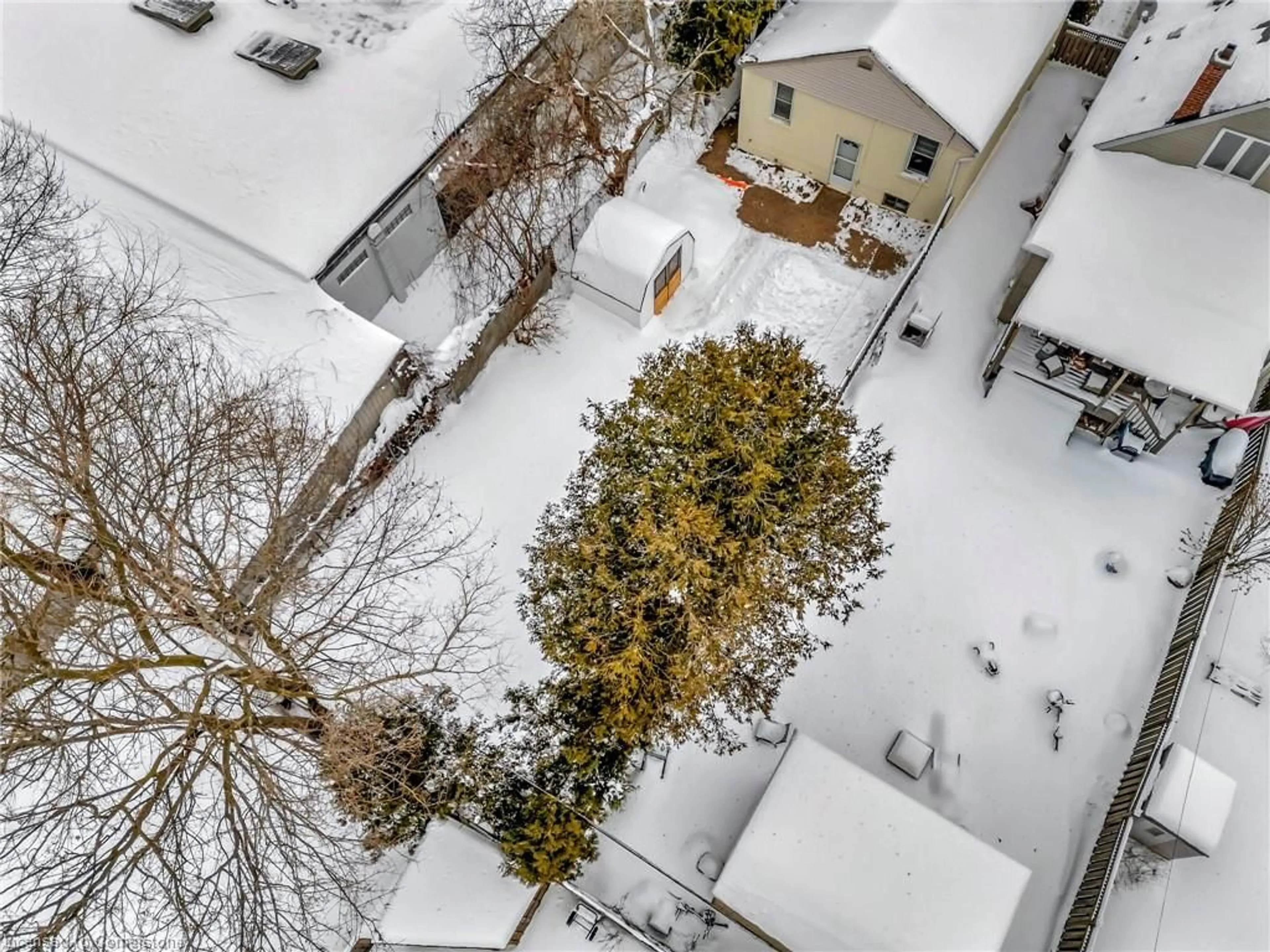 A pic from outside/outdoor area/front of a property/back of a property/a pic from drone, street for 328 Hatt St, Dundas Ontario L9H 2H7