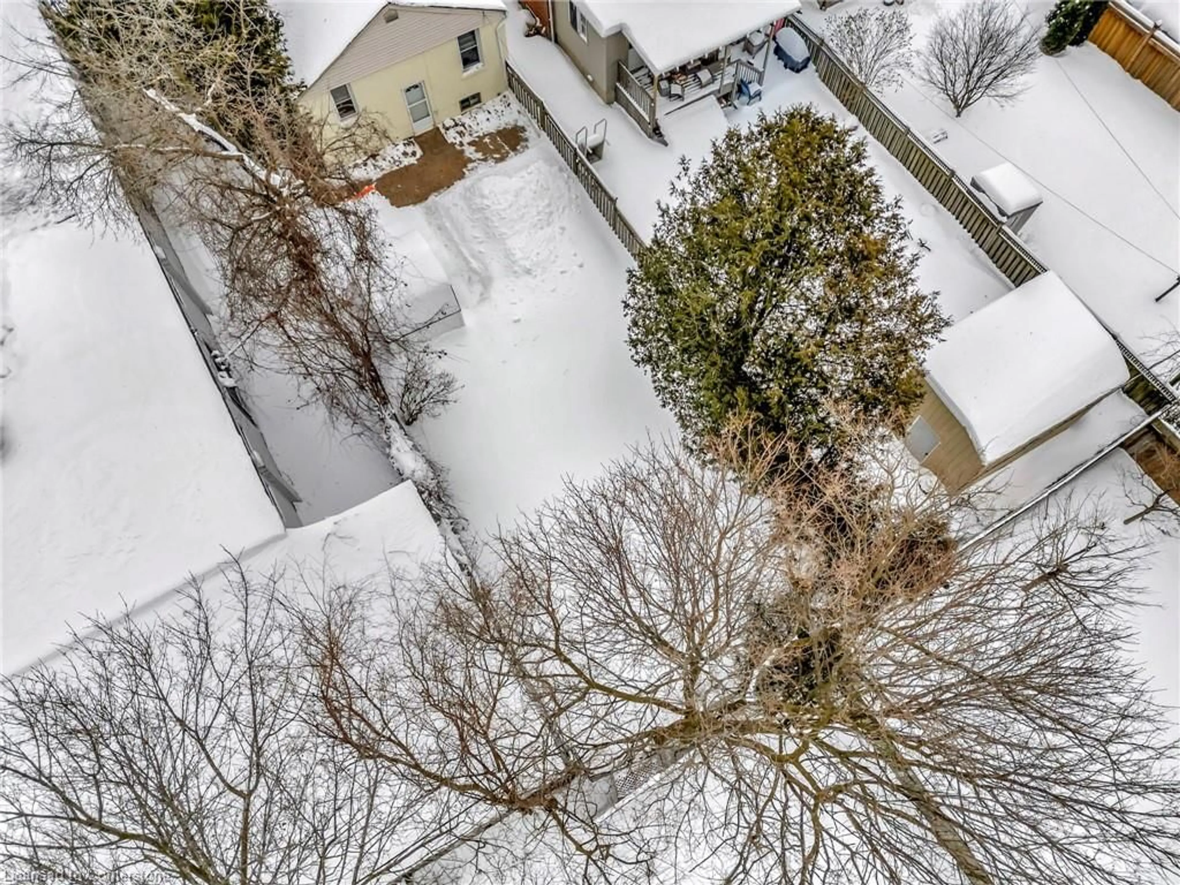 A pic from outside/outdoor area/front of a property/back of a property/a pic from drone, street for 328 Hatt St, Dundas Ontario L9H 2H7