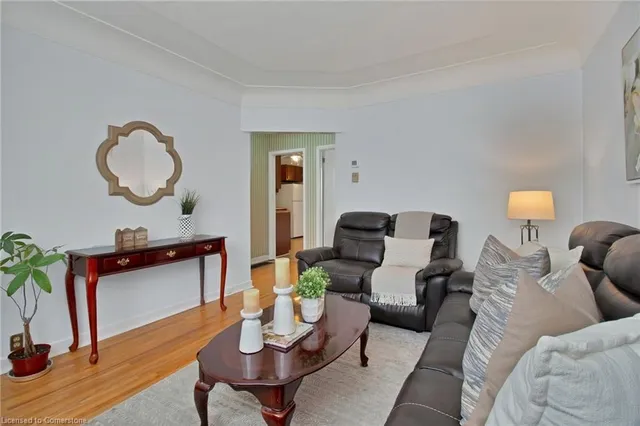 Additional property image - 218 East 44th St
