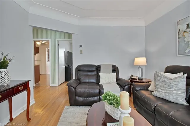 Additional property image - 218 East 44th St