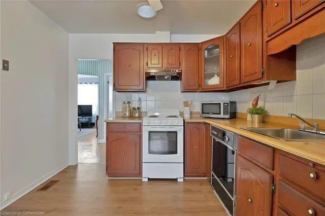 Additional property image - 218 East 44th St