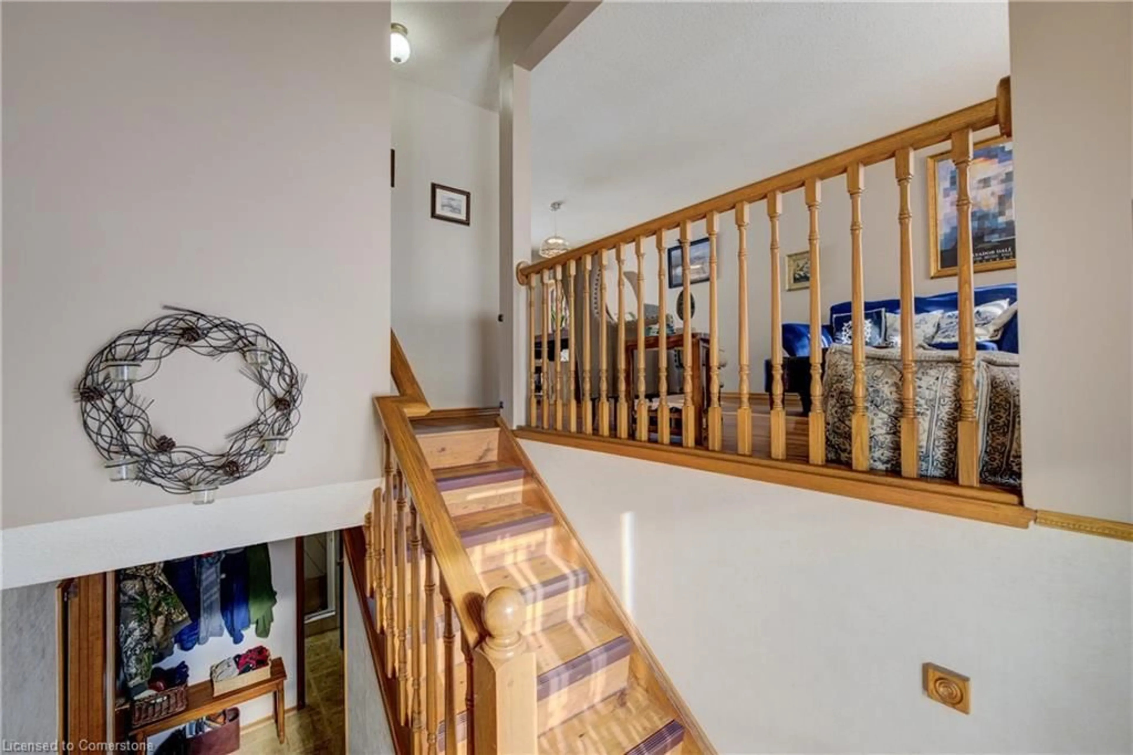 Indoor foyer for 20 Settlers Dr, Kitchener Ontario N2E 2L3