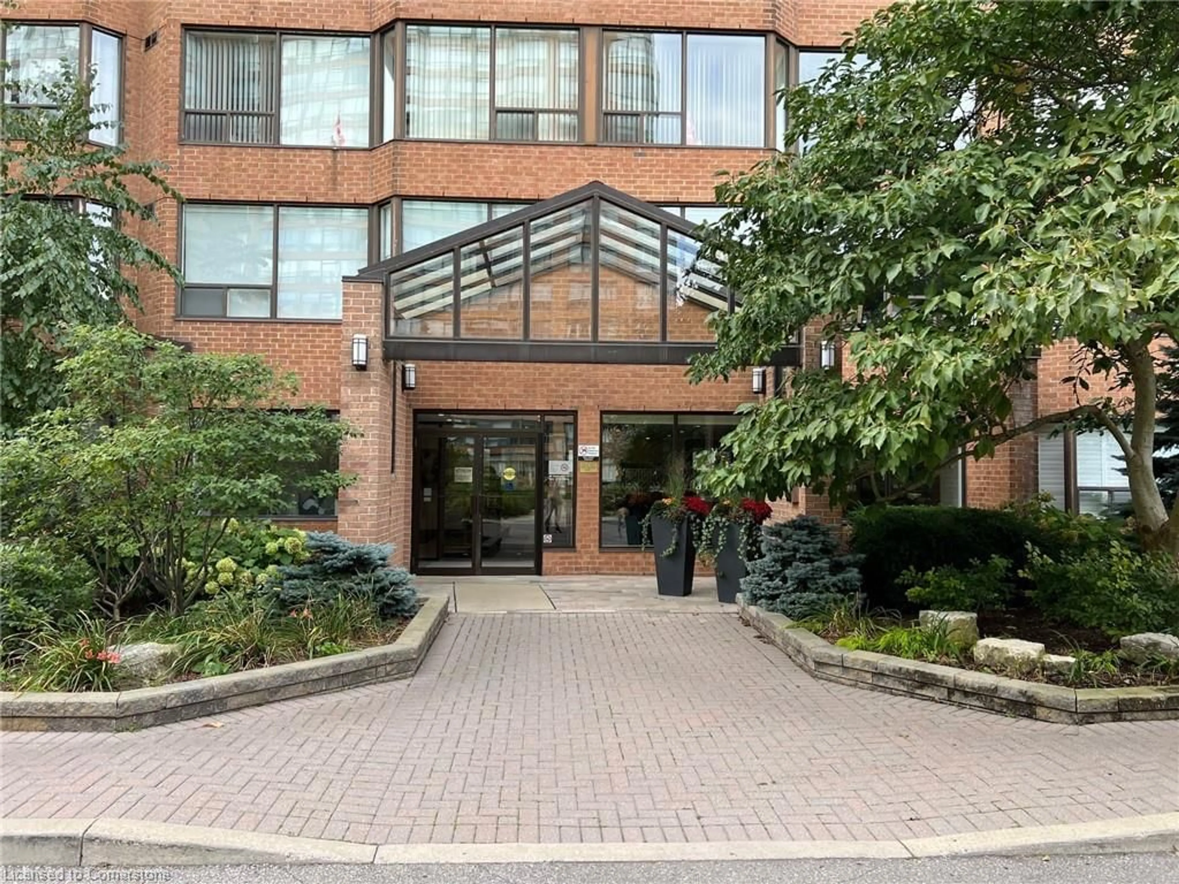 Indoor foyer for 1270 Maple Crossing Blvd #812, Burlington Ontario L7S 2J3