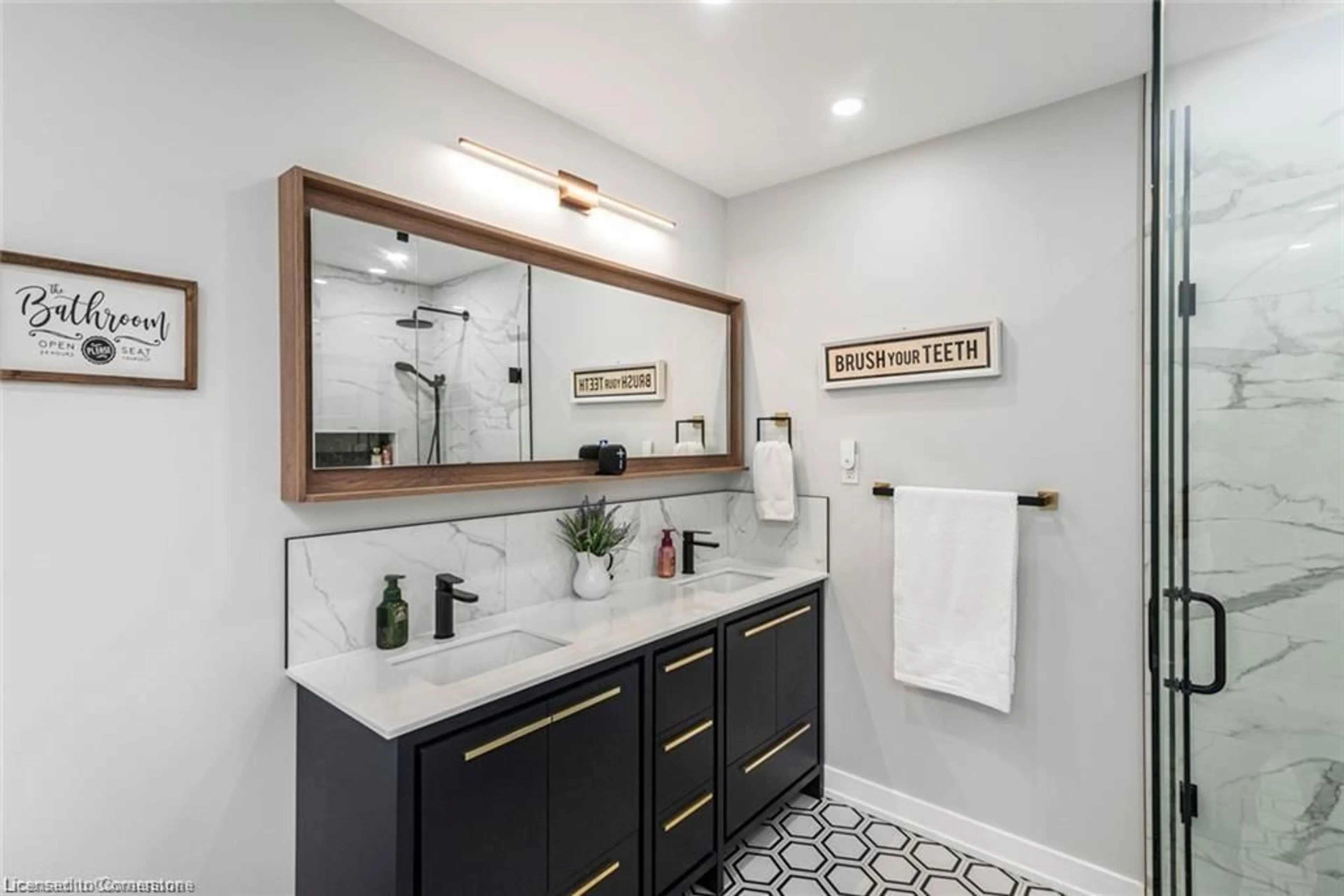 Contemporary bathroom, ceramic/tile floor for 54 Stonepine Cres, Hamilton Ontario L9C 7T7