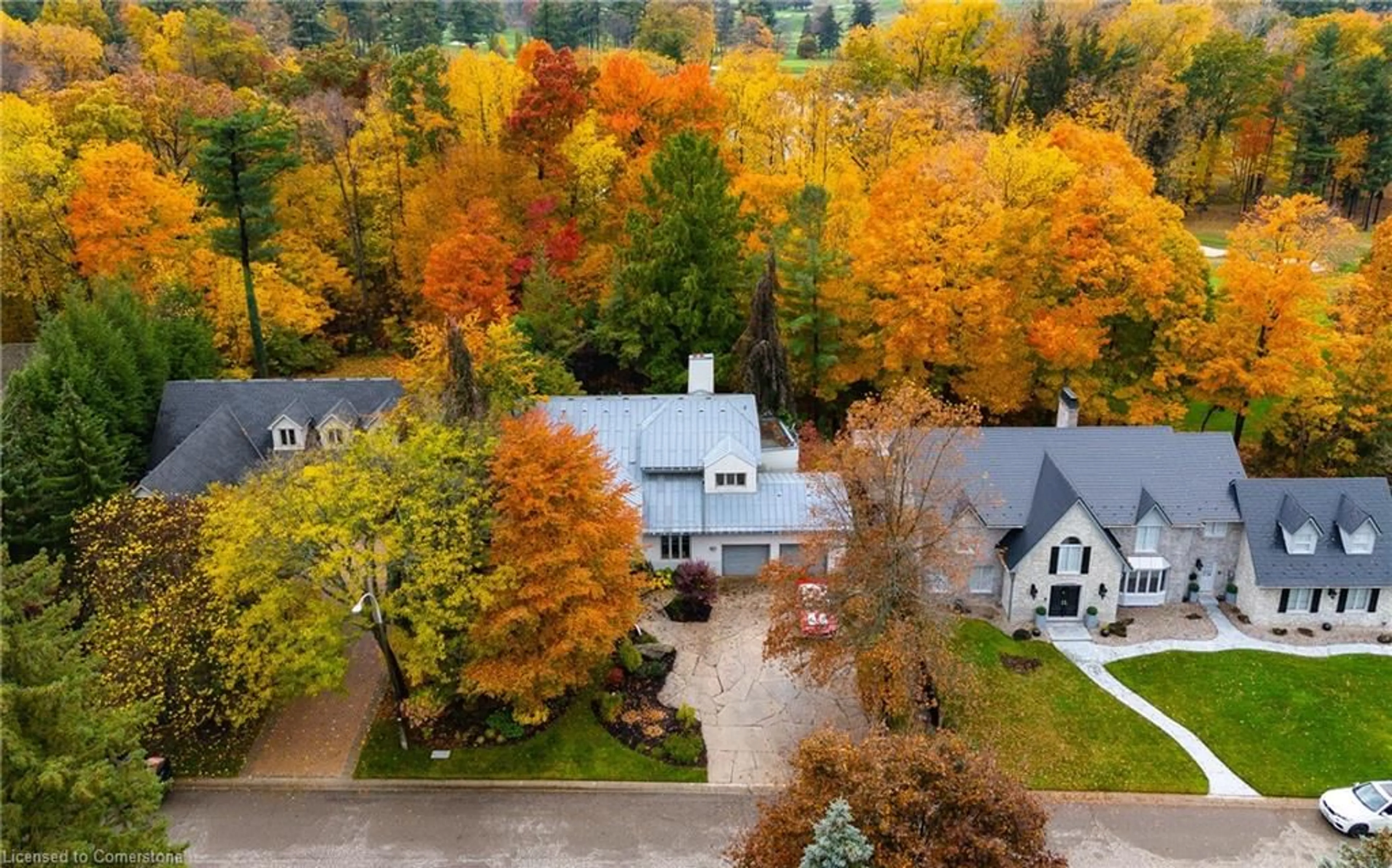 A pic from outside/outdoor area/front of a property/back of a property/a pic from drone, street for 140 Chancery Dr, Ancaster Ontario L9G 4M3