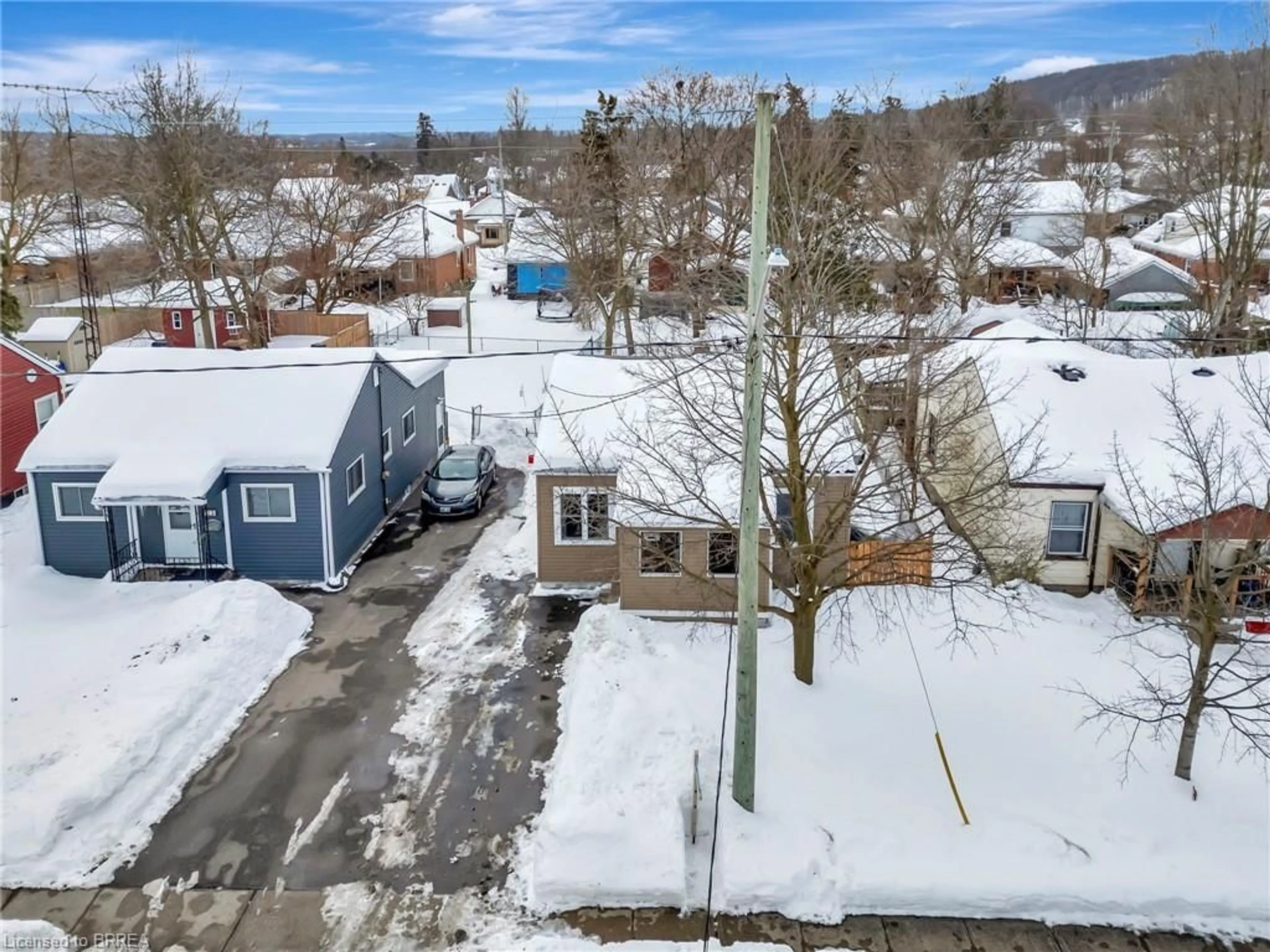 A pic from outside/outdoor area/front of a property/back of a property/a pic from drone, street for 25 Stanley St, Cambridge Ontario N1S 2A5