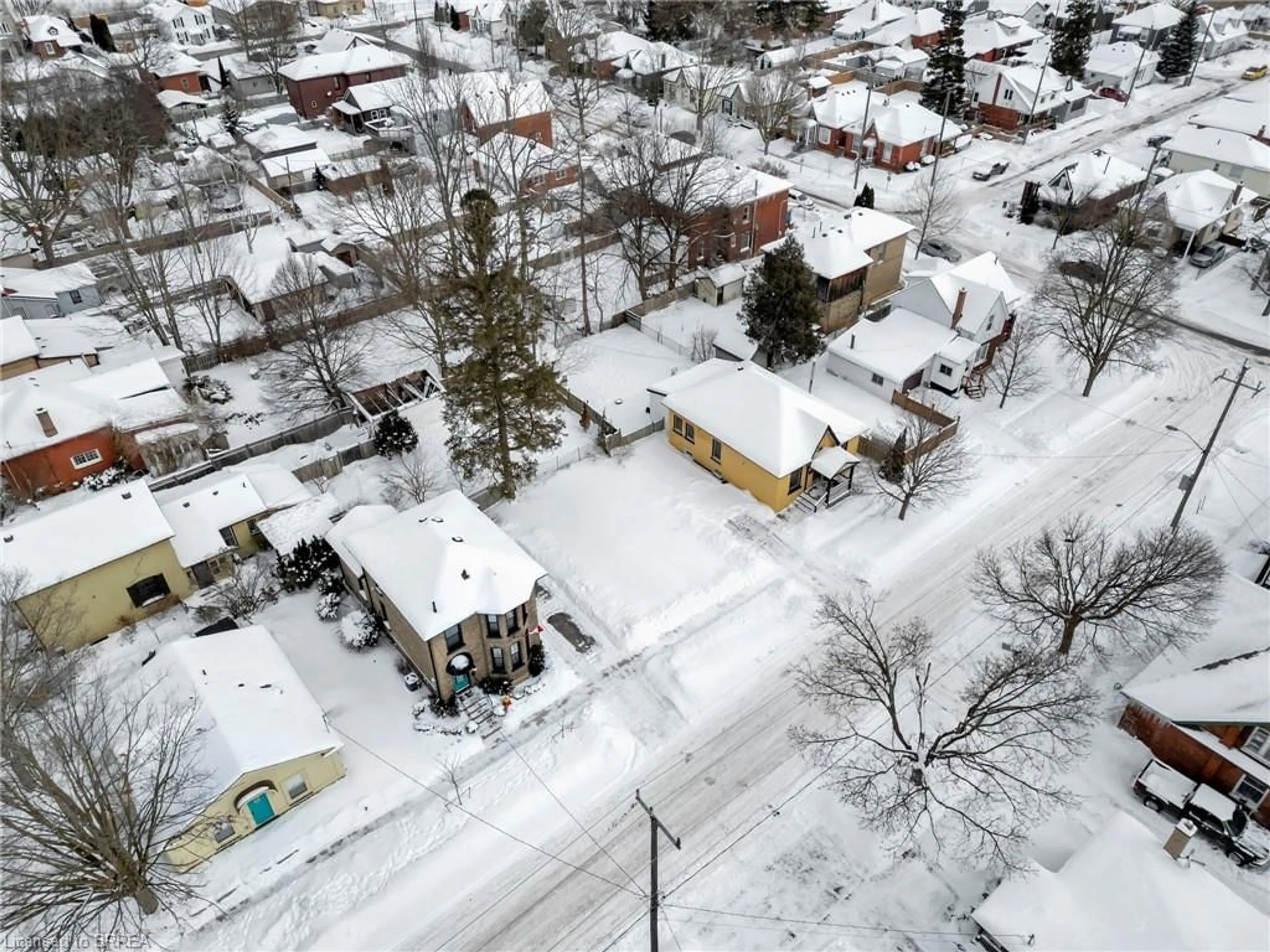 A pic from outside/outdoor area/front of a property/back of a property/a pic from drone, street for 108 Oak St, Brantford Ontario N3T 2B5