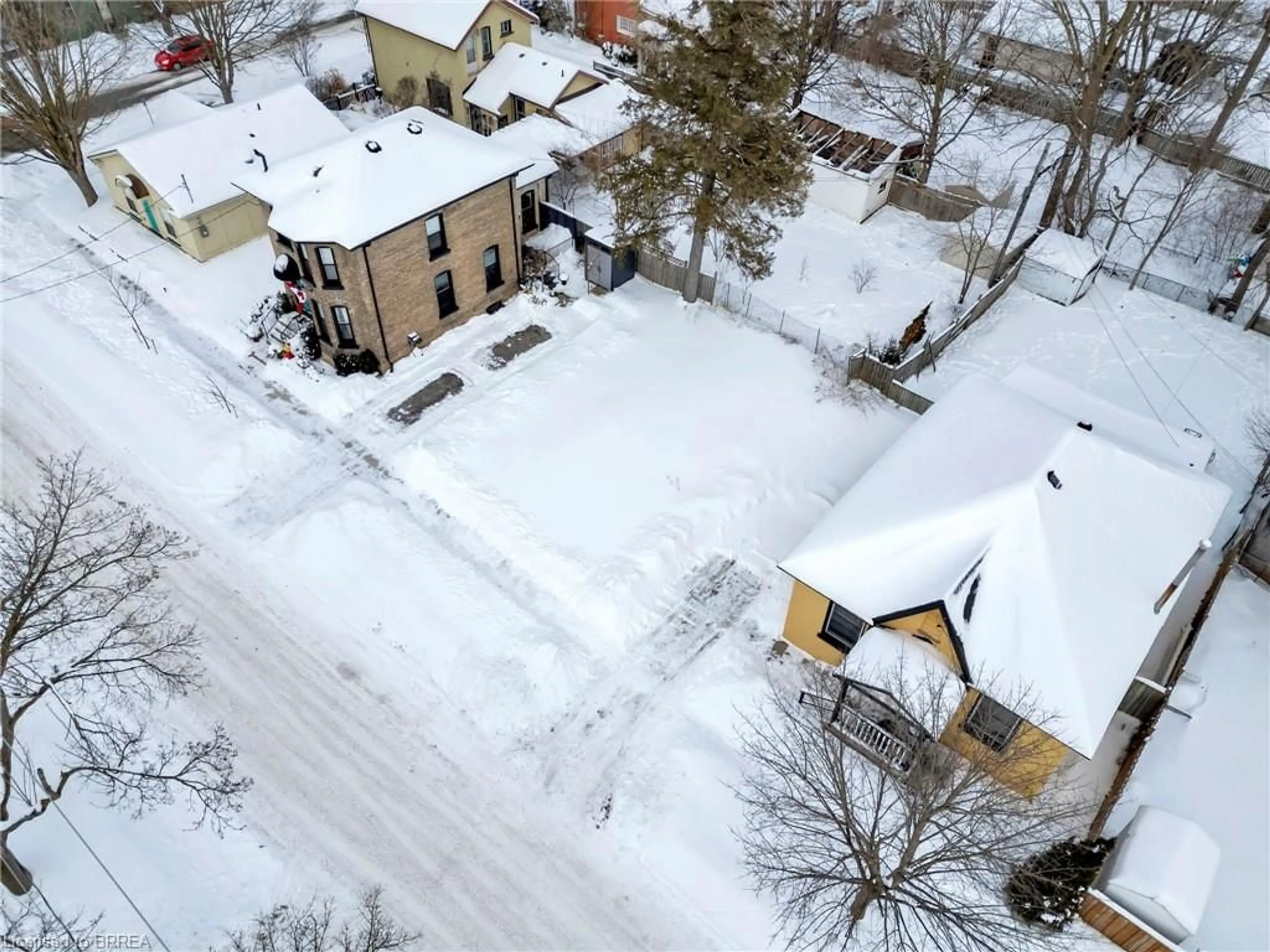 A pic from outside/outdoor area/front of a property/back of a property/a pic from drone, street for 108 Oak St, Brantford Ontario N3T 2B5