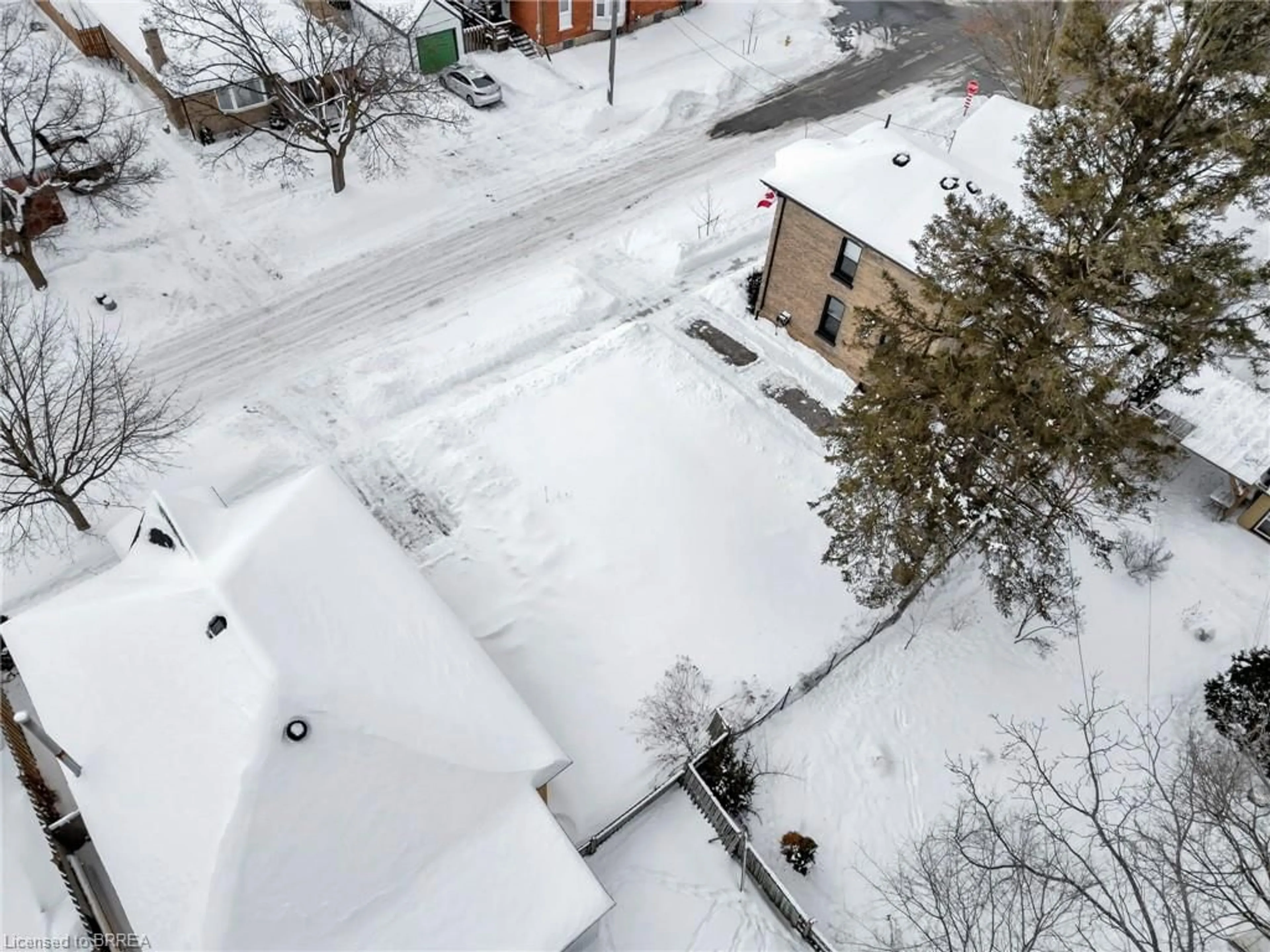 A pic from outside/outdoor area/front of a property/back of a property/a pic from drone, street for 108 Oak St, Brantford Ontario N3T 2B5