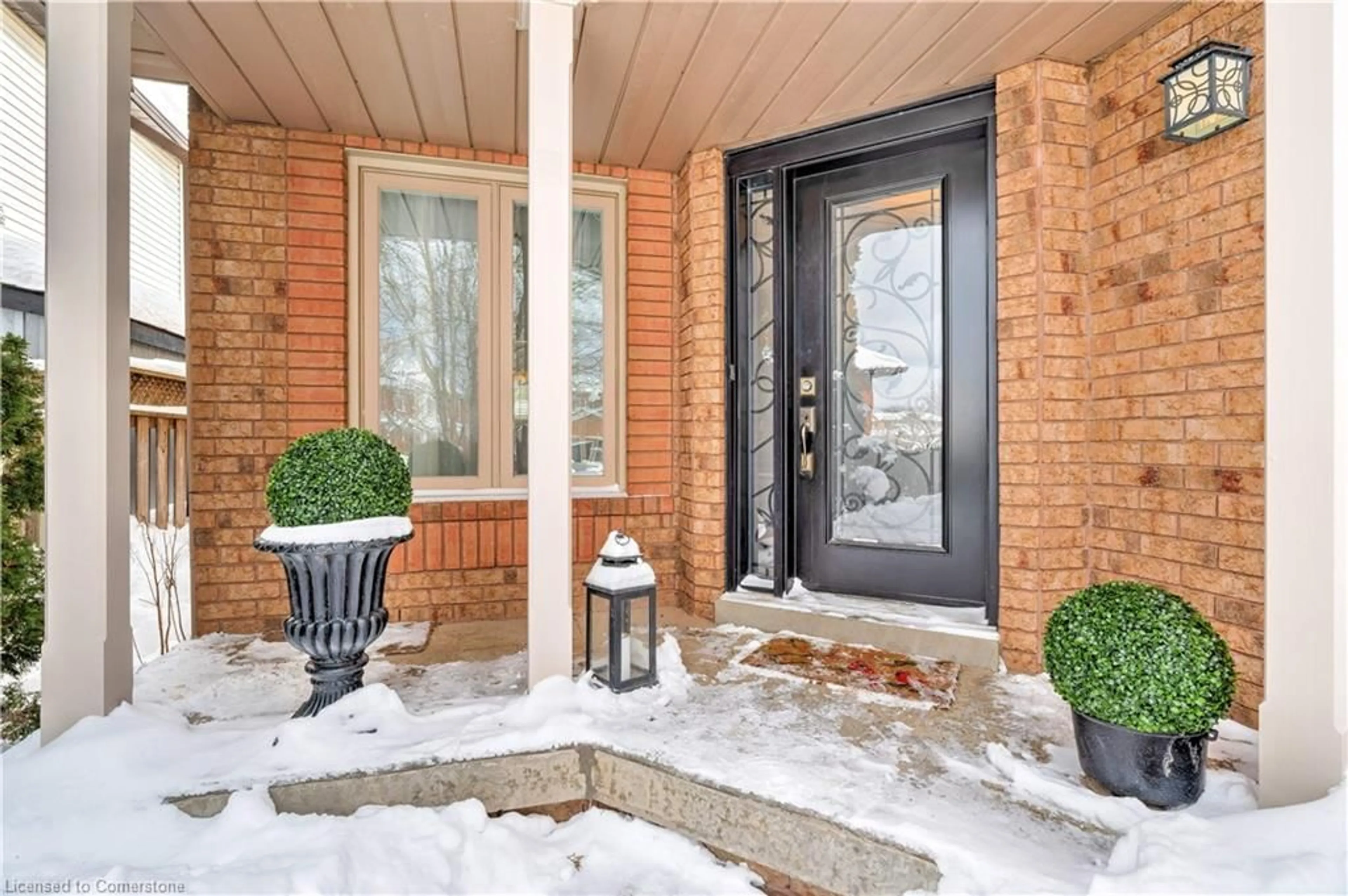 Indoor entryway for 85 Chatsworth Cres, Waterdown Ontario L8B 0N7