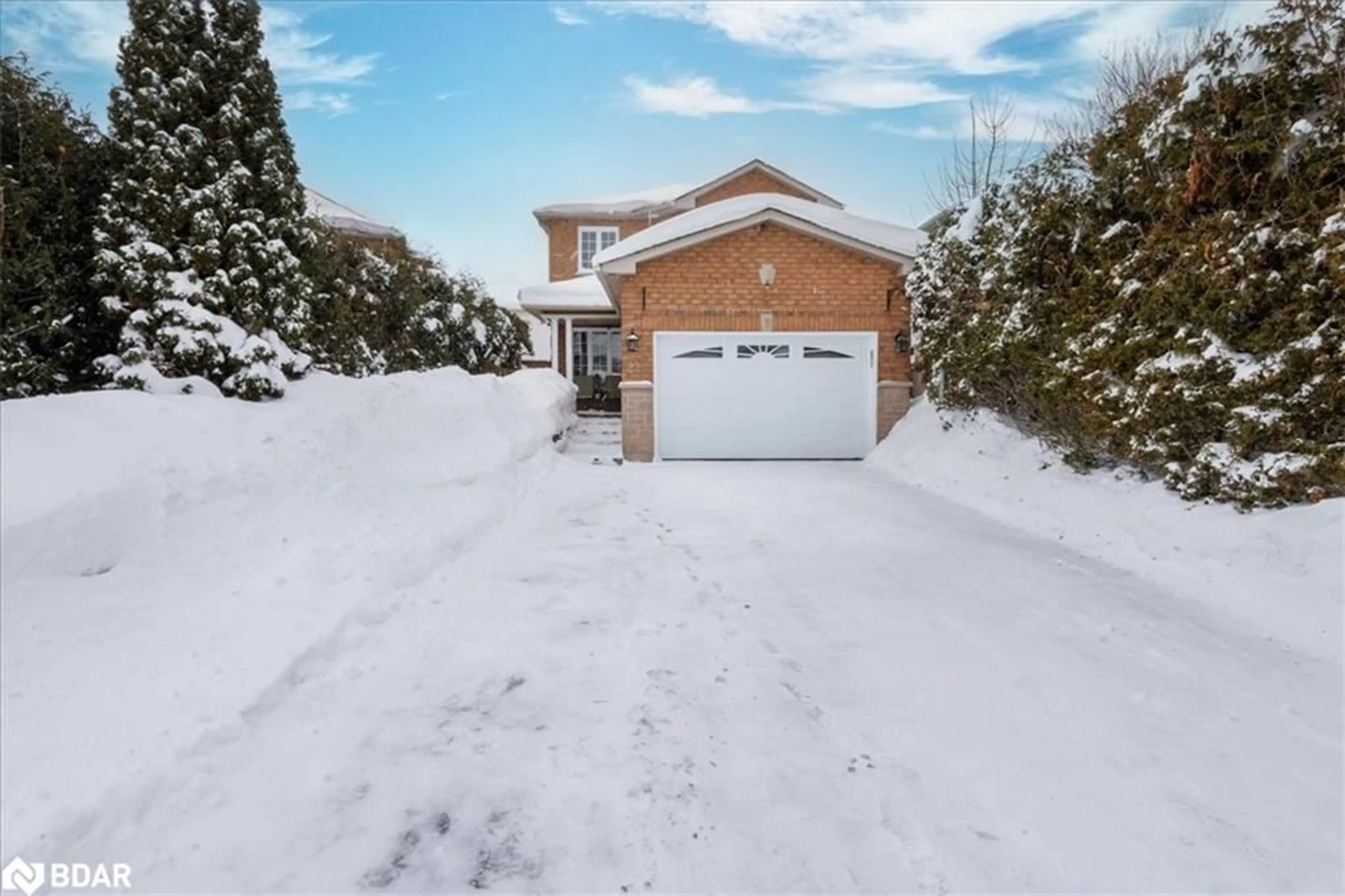 A pic from outside/outdoor area/front of a property/back of a property/a pic from drone, street for 22 Hemlock Crt, Barrie Ontario L4N 9N5