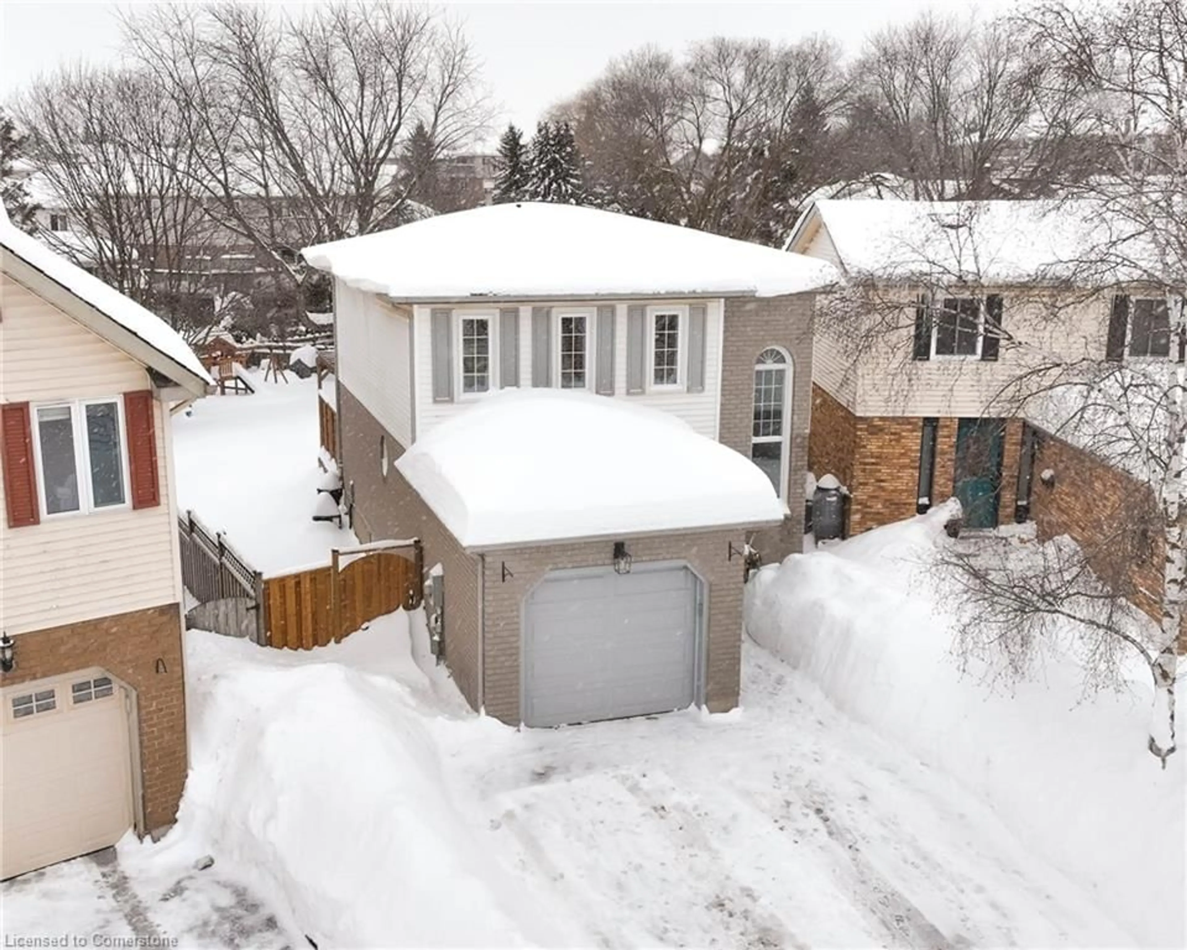 A pic from outside/outdoor area/front of a property/back of a property/a pic from drone, street for 527 Rosemeadow Cres #A, Waterloo Ontario N2T 1Z9