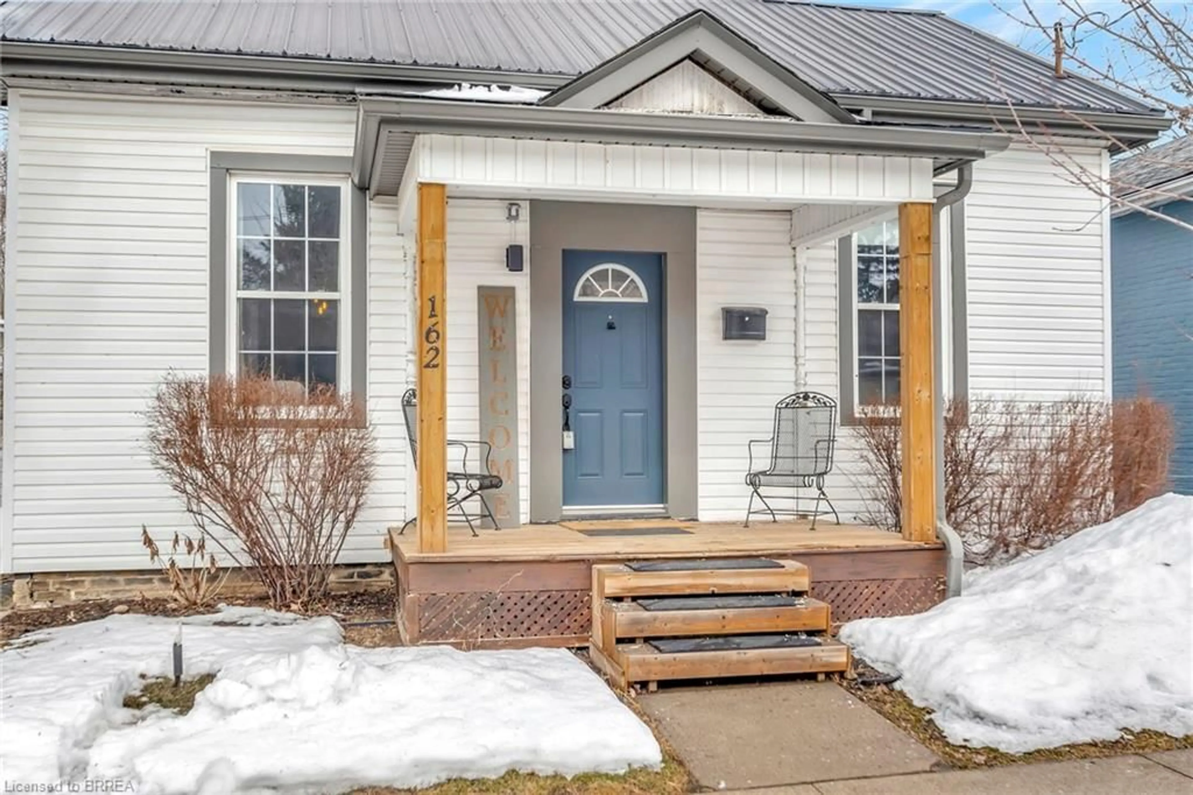 Indoor entryway for 162 Nelson St, Brantford Ontario N3S 4B6