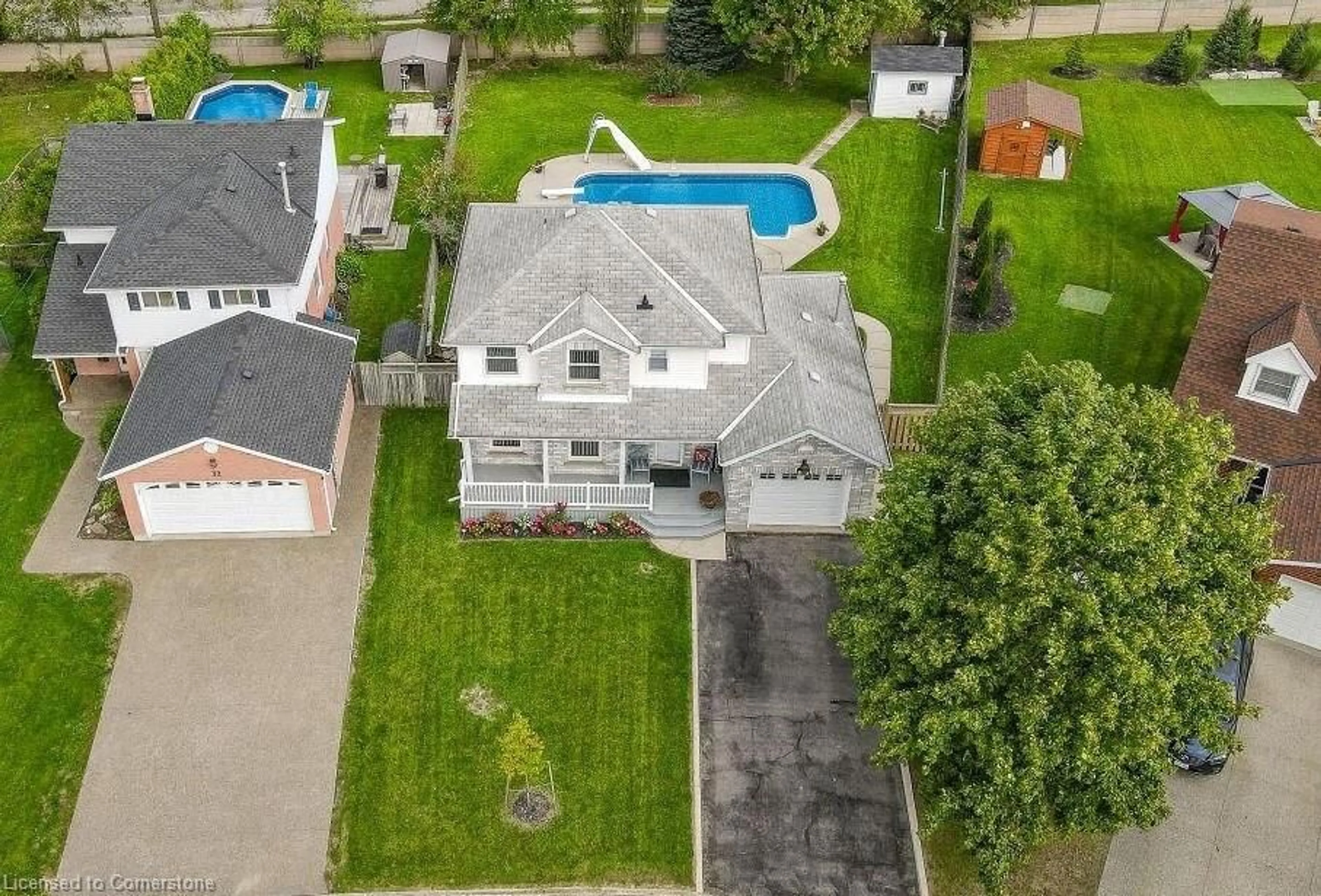 A pic from outside/outdoor area/front of a property/back of a property/a pic from drone, street for 28 Woodcroft Pl, Cambridge Ontario N1P 1B1