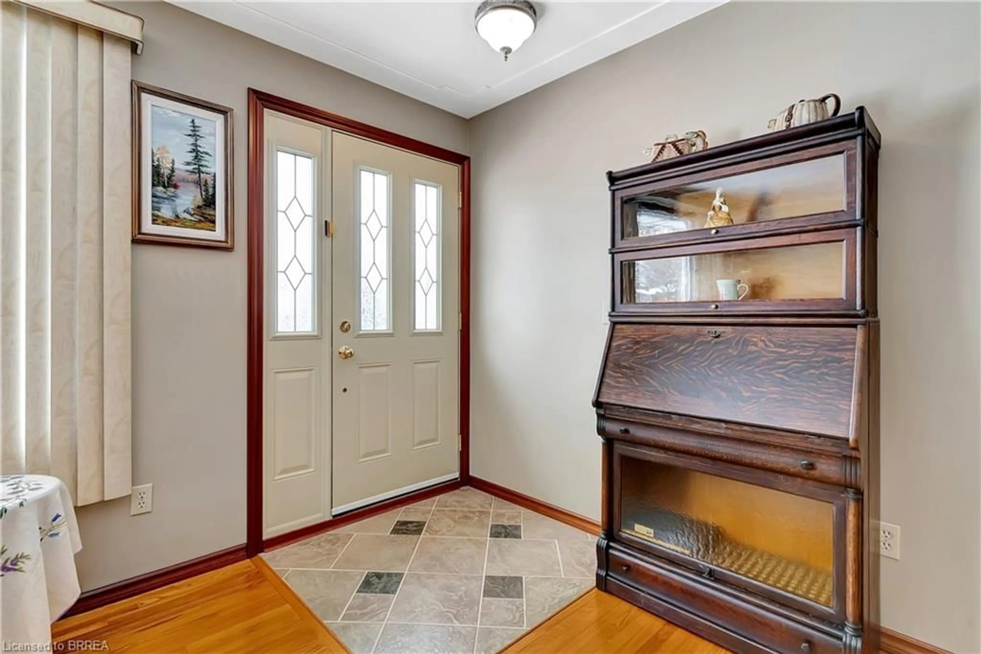 Indoor entryway for 32 Wiltshire Dr, Brantford Ontario N3R 5A9