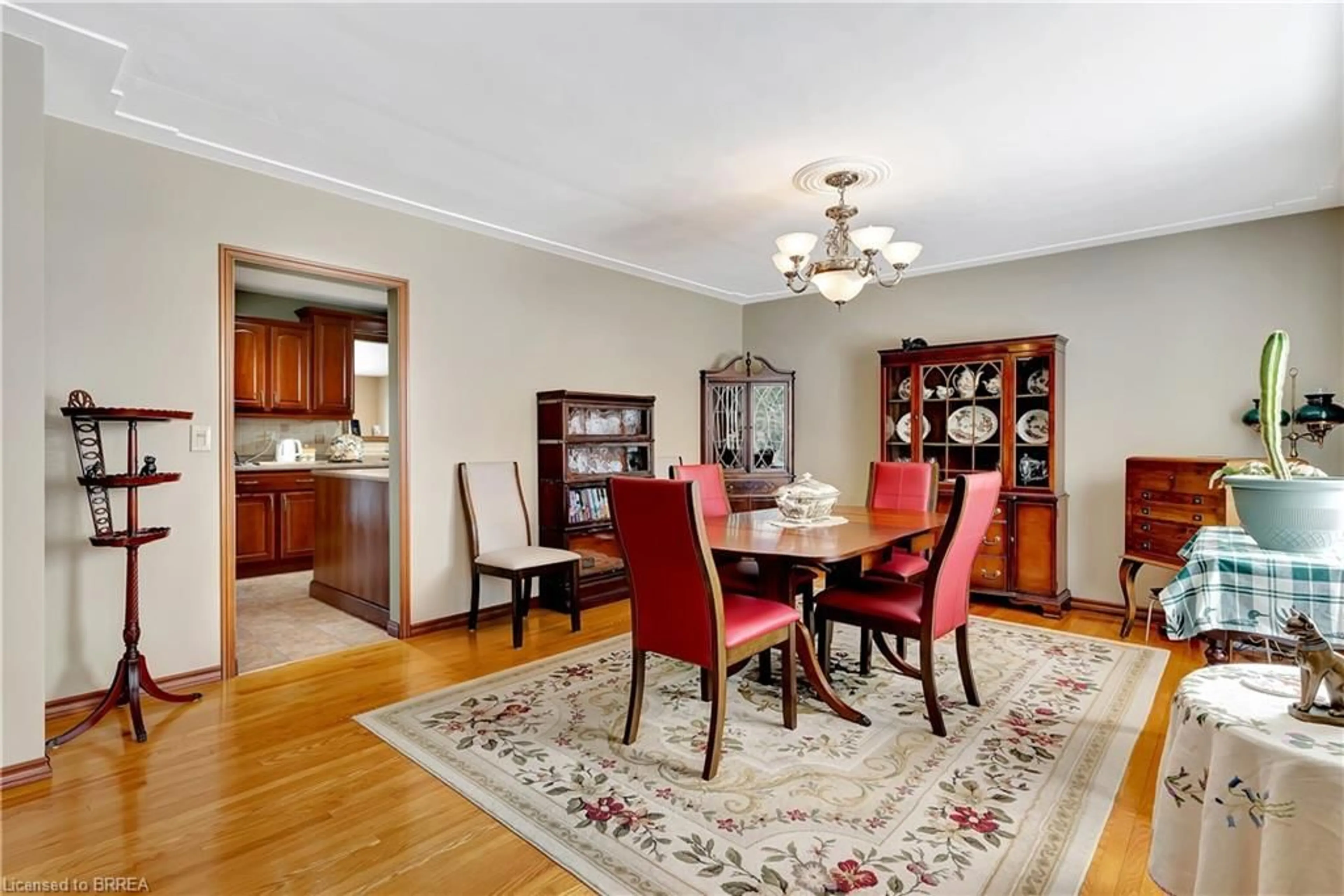 Dining room, wood/laminate floor for 32 Wiltshire Dr, Brantford Ontario N3R 5A9