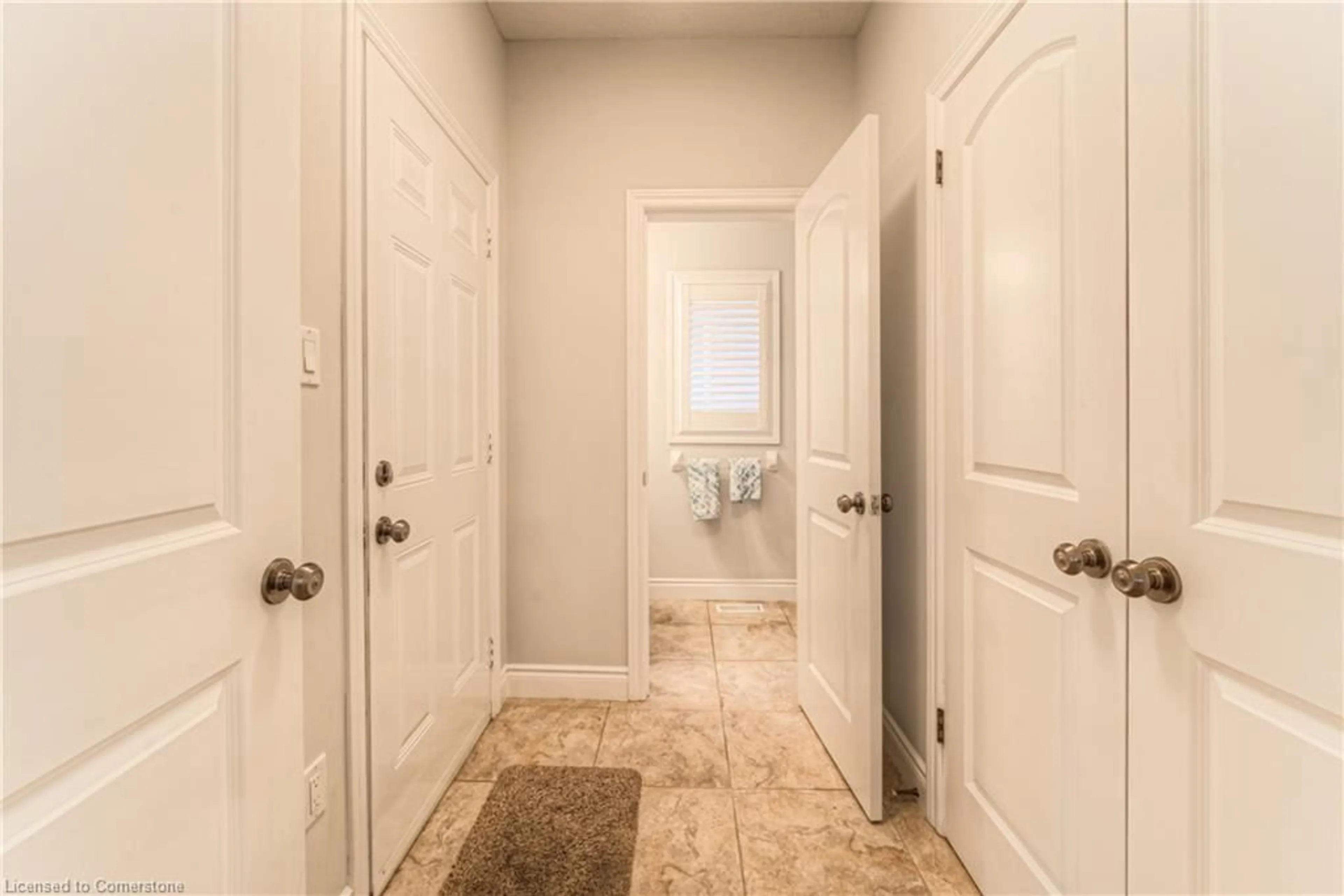 Indoor entryway for 444 Westcroft Dr, Waterloo Ontario N2T 2Z9