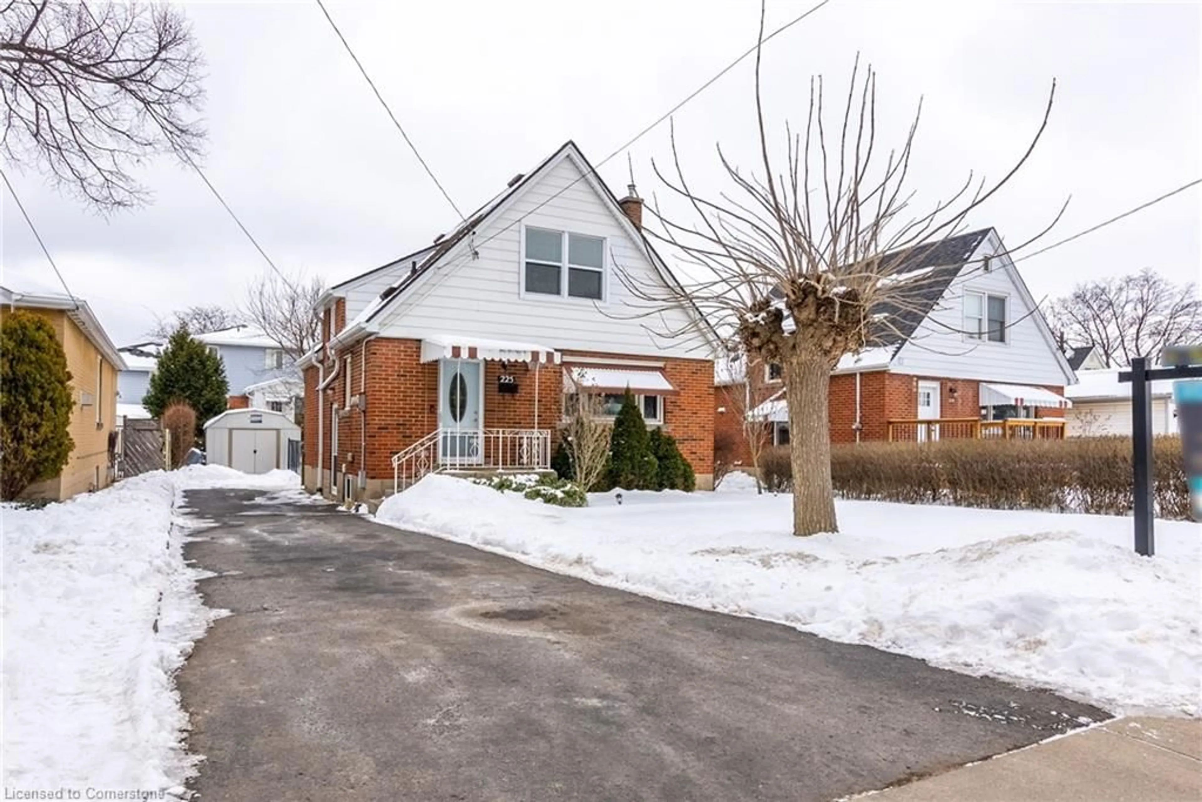 Home with brick exterior material, street for 225 East 38th St, Hamilton Ontario L8V 4G1