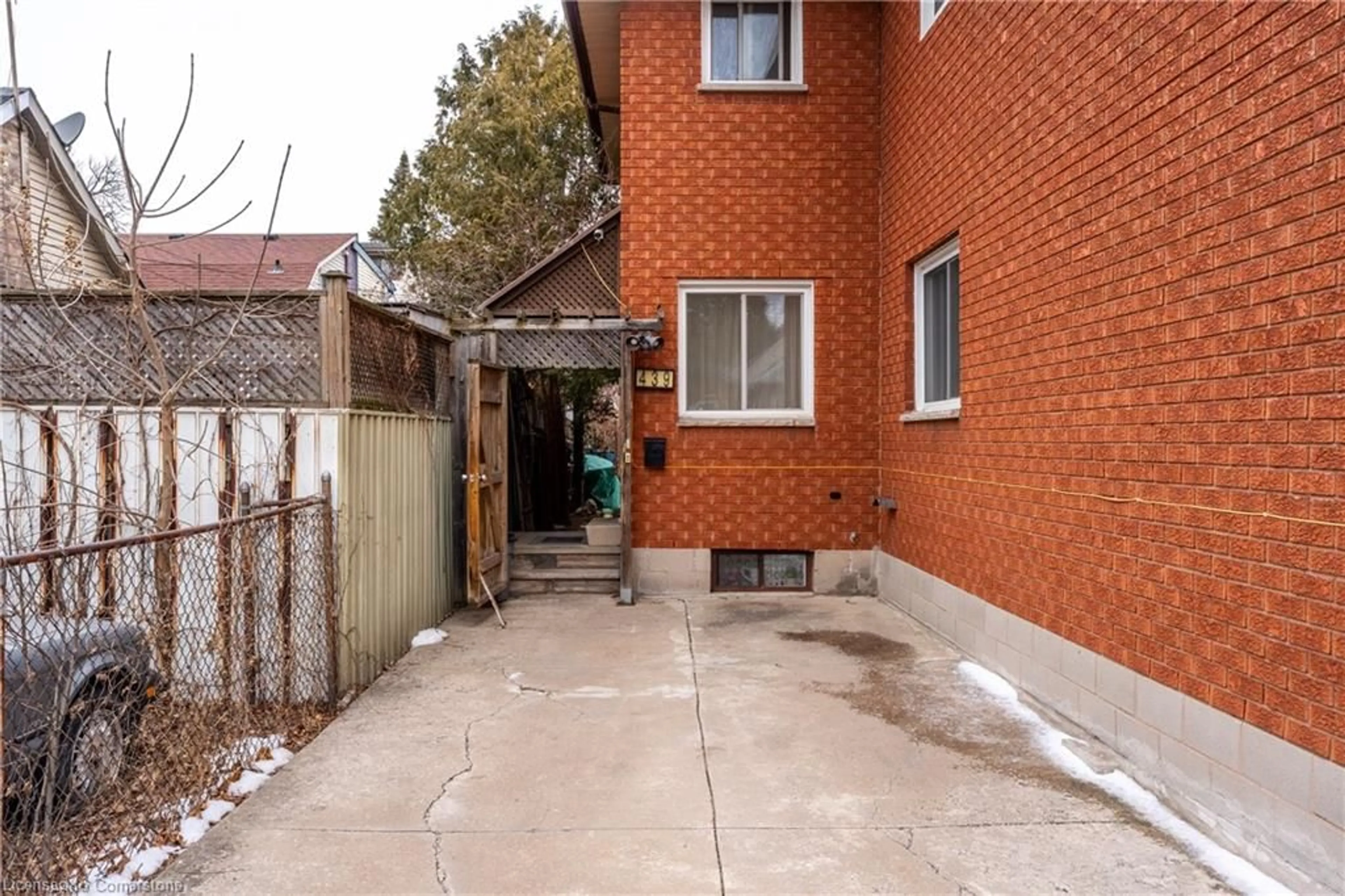 Patio, street for 439 King William St, Hamilton Ontario L8L 1R1