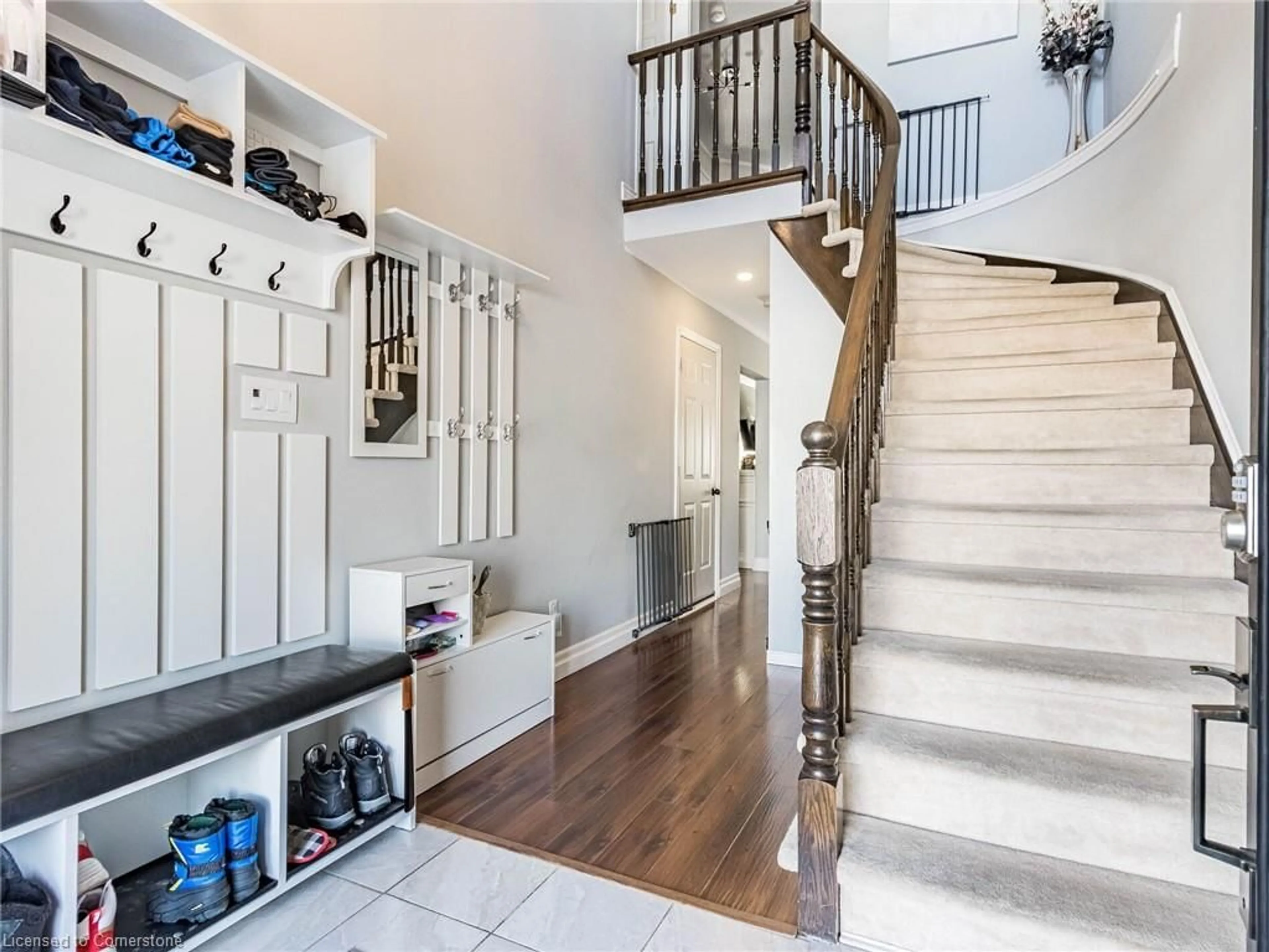 Indoor entryway for 54 Hillcroft Dr, Stoney Creek Ontario L8J 3W9