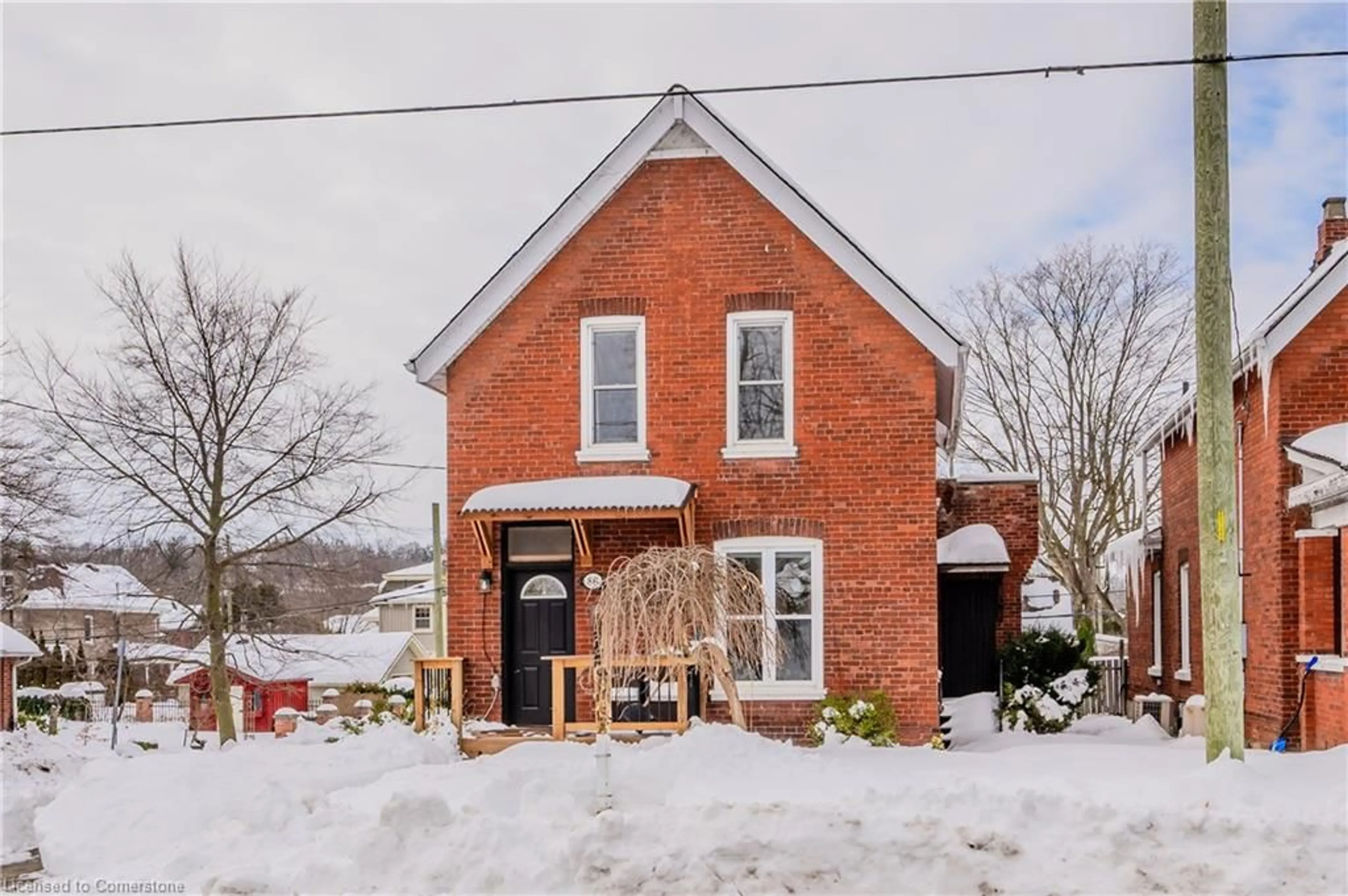 Home with brick exterior material, building for 86 Walnut St, Paris Ontario N3L 2J7