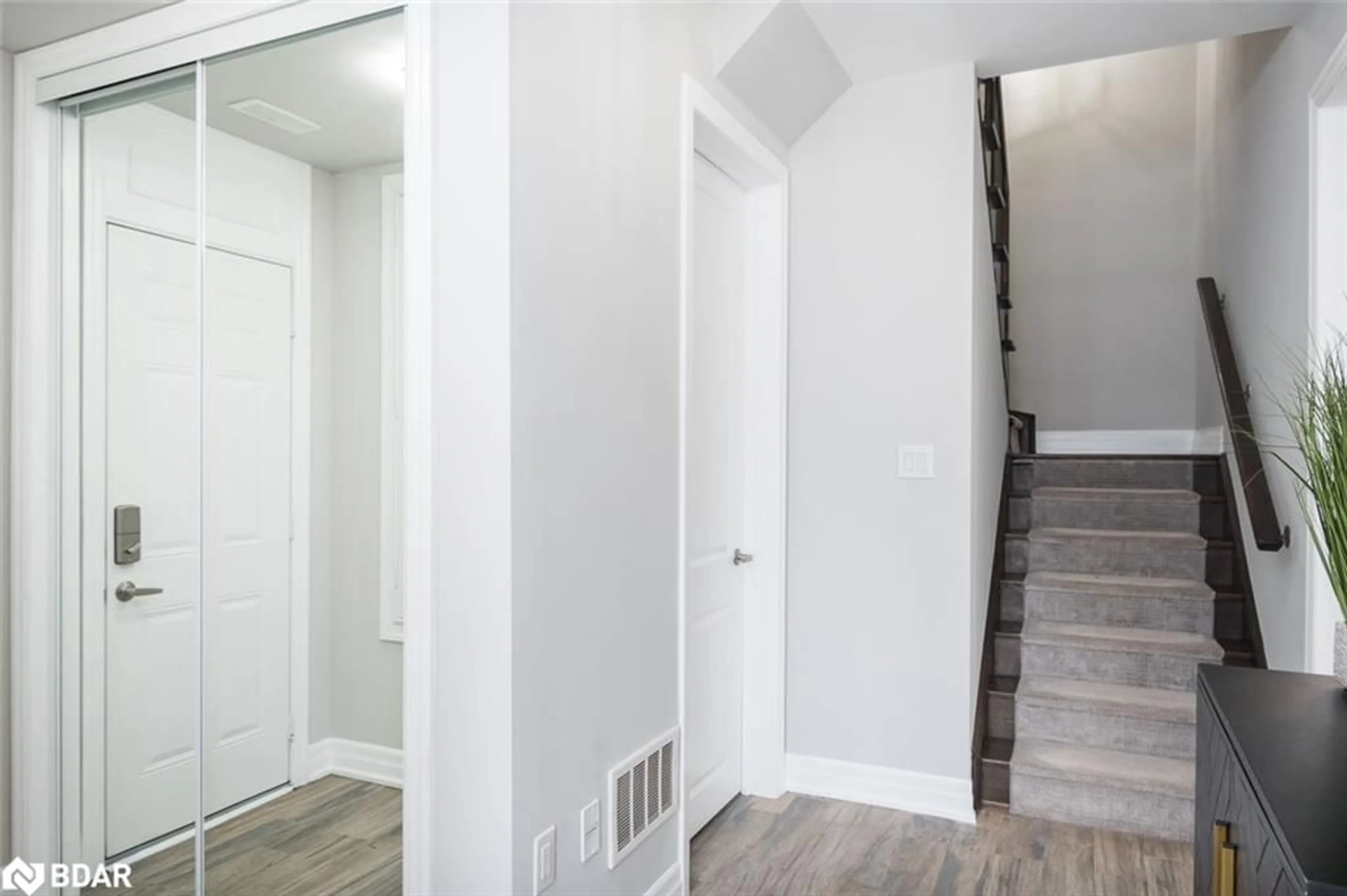 Indoor entryway for 501 Buckeye Dr #16, Milton Ontario L9E 1P3