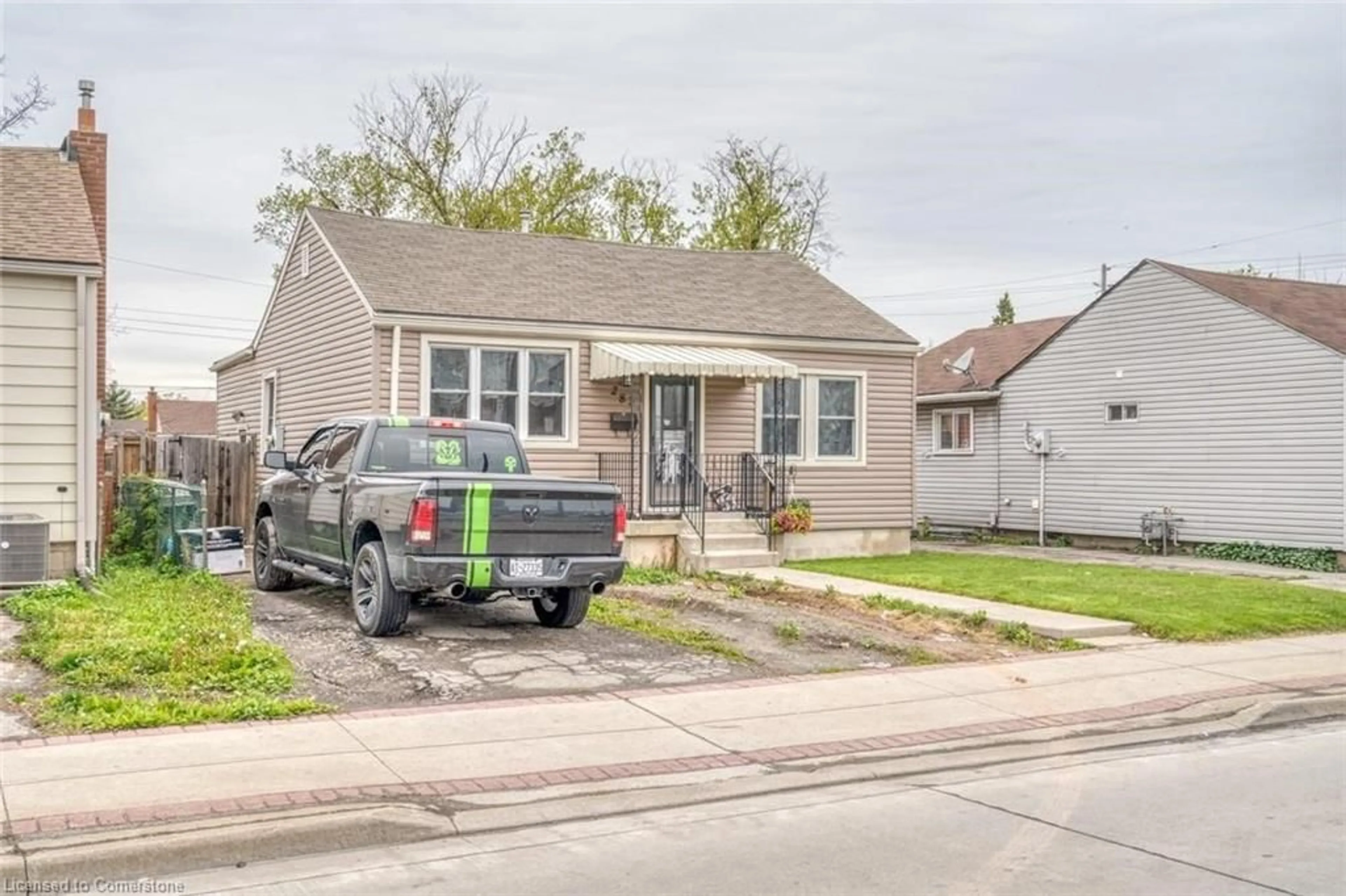 Home with vinyl exterior material, street for 283 Parkdale Ave, Hamilton Ontario L8H 5X6